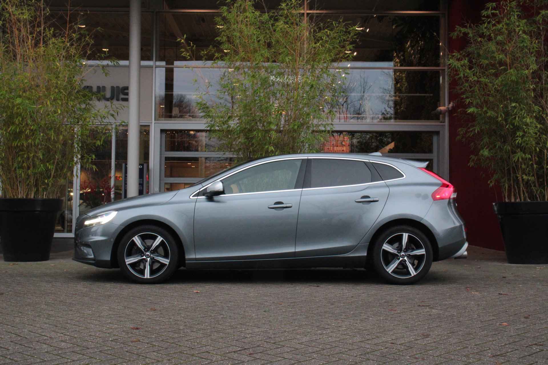 Volvo V40 T3 152pk Automaat Polar+ Sport | R-Design | Harman/Kardon | Panoramadak | Trekhaak | Camera | Keyless - 5/18