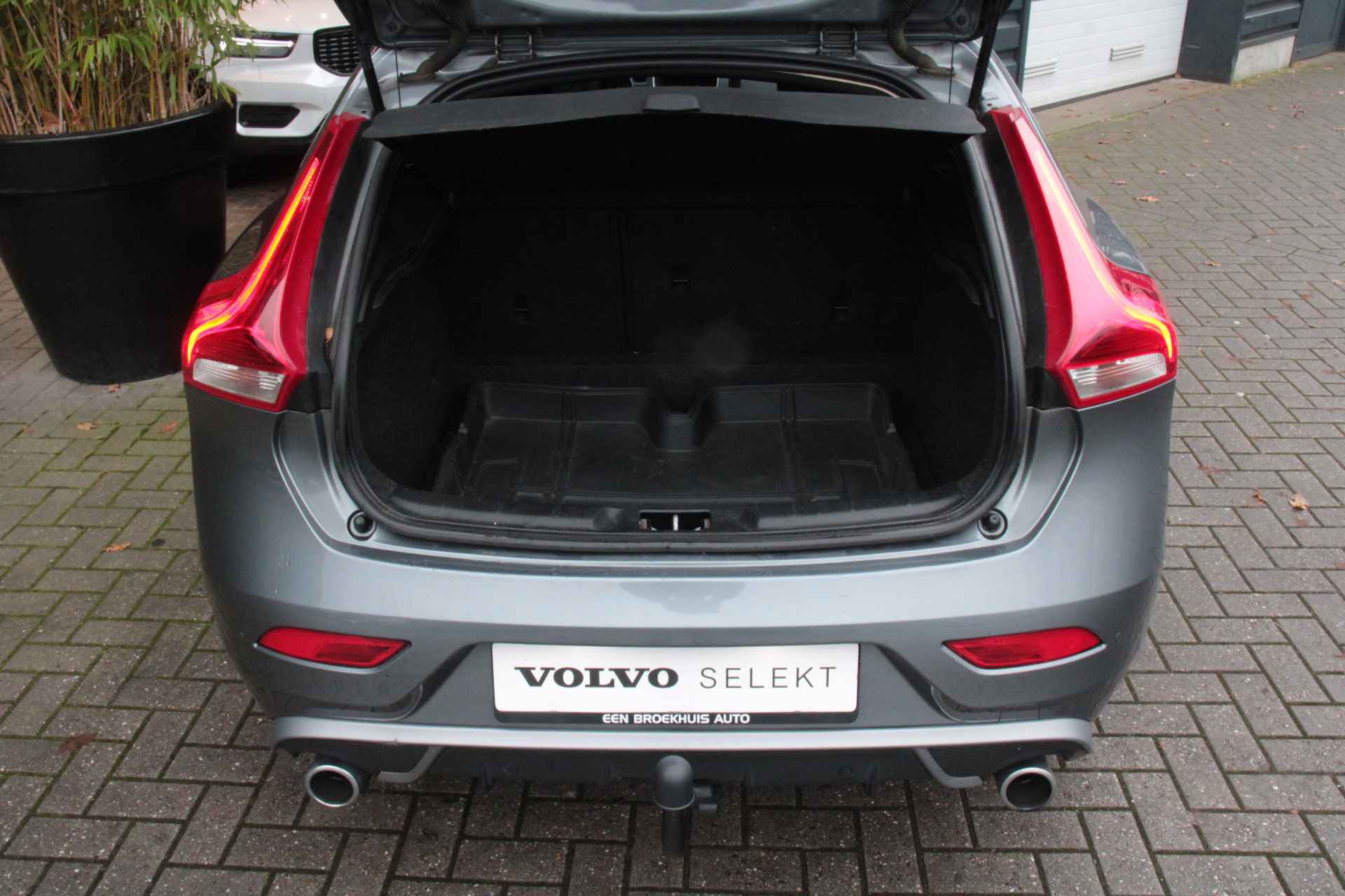 Volvo V40 T3 152pk Automaat Polar+ Sport | R-Design | Harman/Kardon | Panoramadak | Trekhaak | Camera | Keyless - 9/18