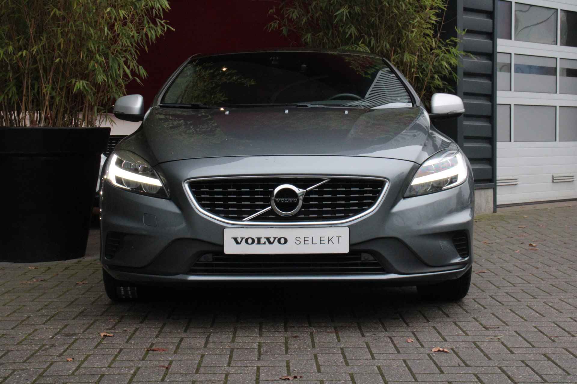 Volvo V40 T3 152pk Automaat Polar+ Sport | R-Design | Harman/Kardon | Panoramadak | Trekhaak | Camera | Keyless - 10/18