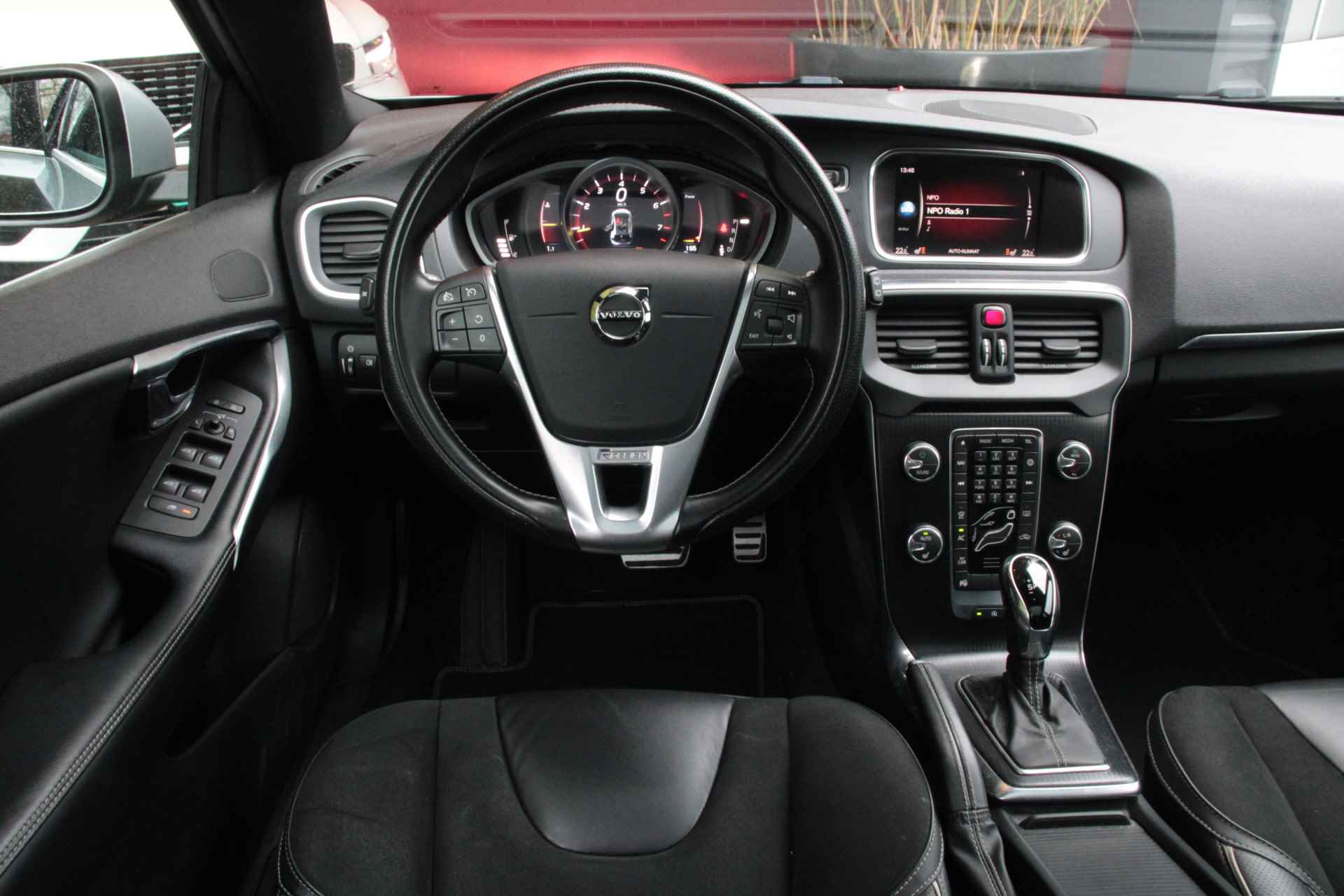 Volvo V40 T3 152pk Automaat Polar+ Sport | R-Design | Harman/Kardon | Panoramadak | Trekhaak | Camera | Keyless - 12/18