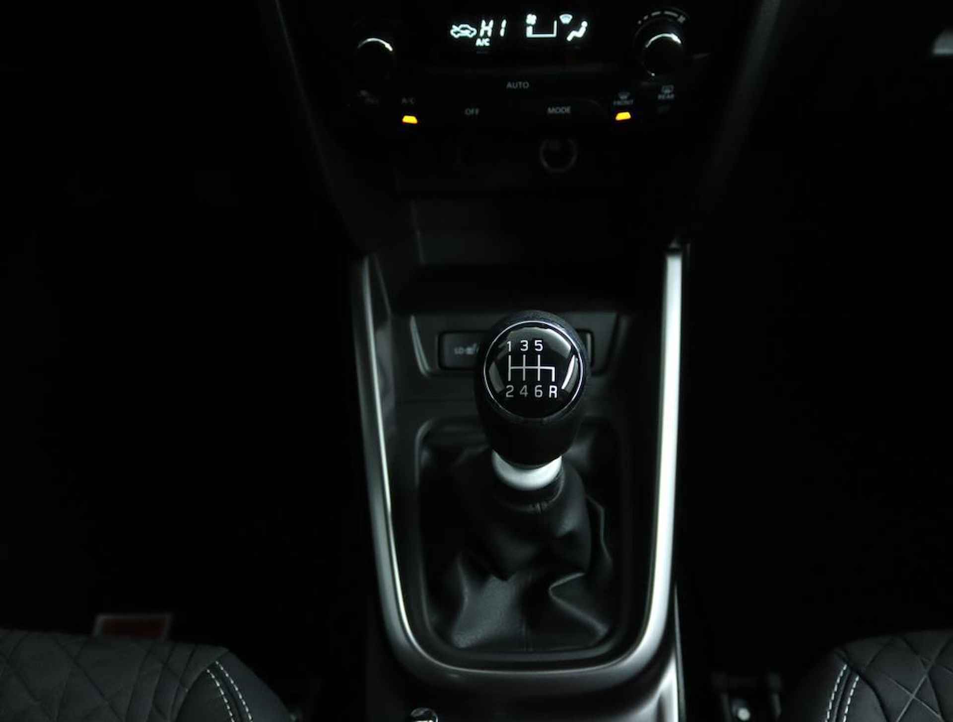 Suzuki Vitara 1.4 Boosterjet Style Smart Hybrid | Climate control | Cruise control adaptive | Navigatie | Camera | Parkeersensoren | Stoelverwarming | Apple car play, Android auto | - 26/53