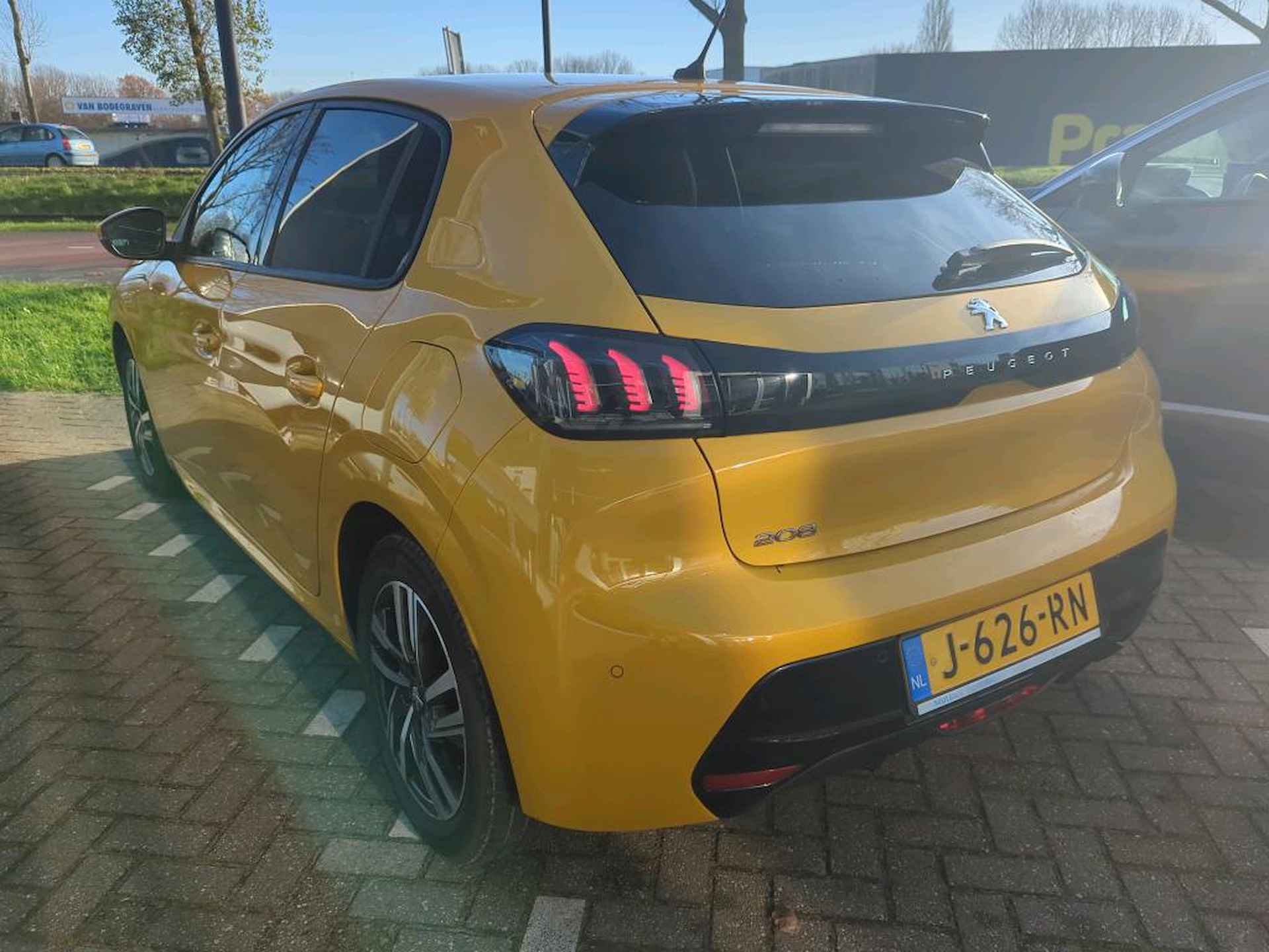 Peugeot 208 5drs 1.2 PureTech 100pk Allure | Navigatie | Apple Carplay | 3D Instrumenetenpaneel | - 5/16