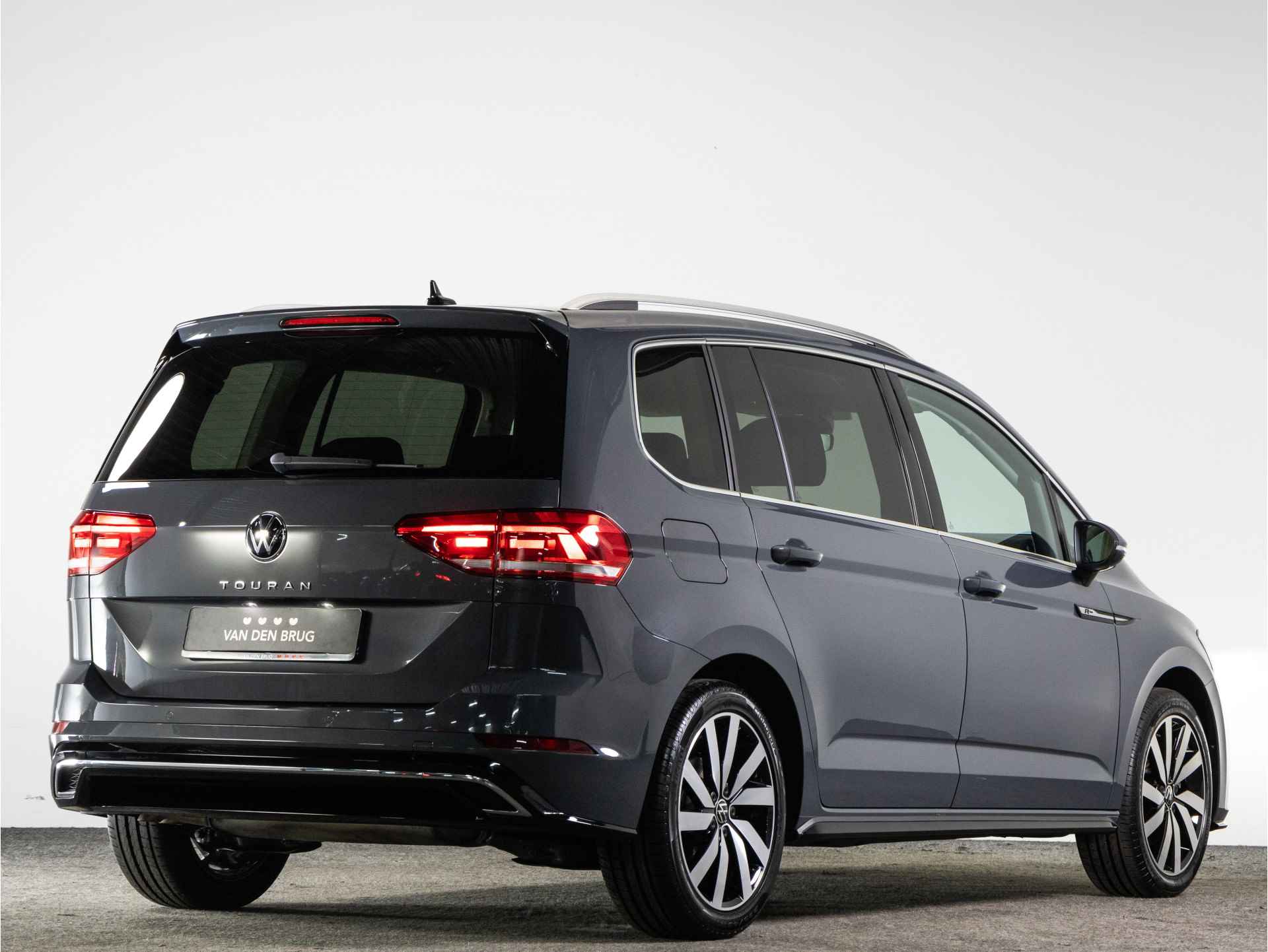 Volkswagen Touran R-Line 1.5 TSI 150 PK DSG 7-Persoons | LED | Adaptieve Cruise Control | Navigatie | Side Assist | - 2/36