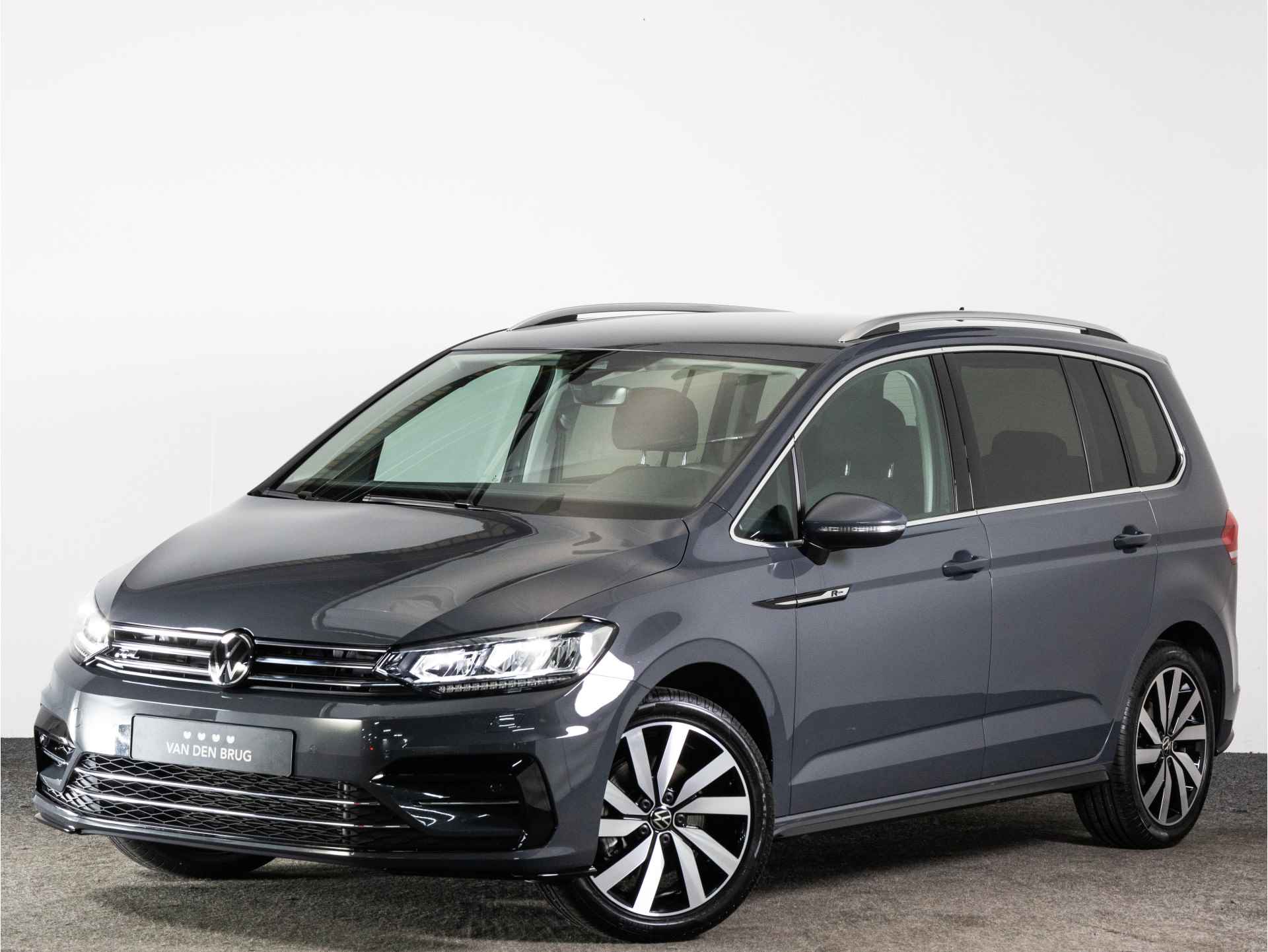 Volkswagen Touran R-Line 1.5 TSI 150 PK DSG 7-Persoons | LED | Adaptieve Cruise Control | Navigatie | Side Assist | - 3/36