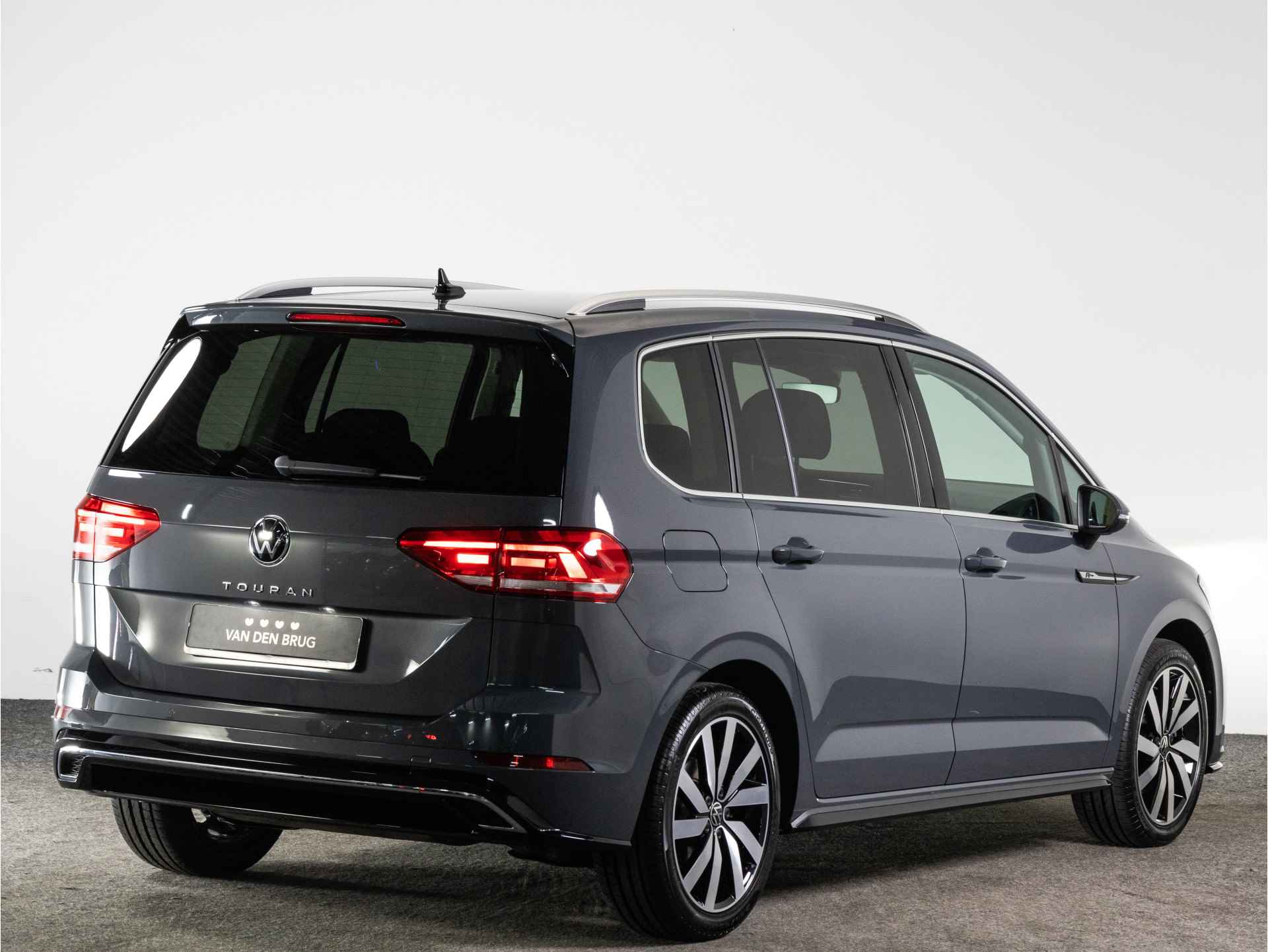 Volkswagen Touran R-Line 1.5 TSI 150 PK DSG 7-Persoons | LED | Adaptieve Cruise Control | Navigatie | Side Assist | - 4/36