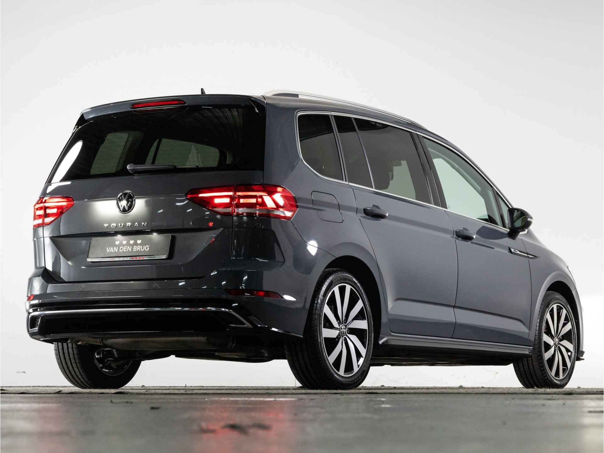 Volkswagen Touran R-Line 1.5 TSI 150 PK DSG 7-Persoons | LED | Adaptieve Cruise Control | Navigatie | Side Assist | - 28/36