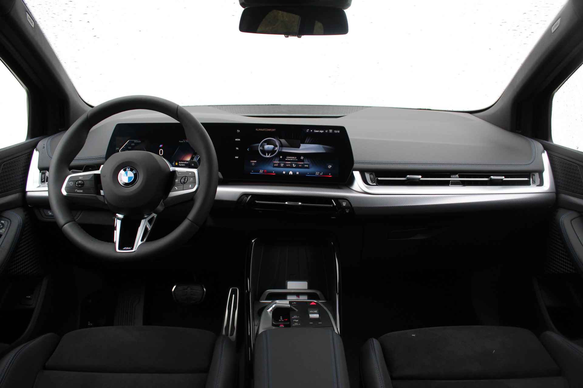 BMW 2 Serie Active Tourer 218i M Sport Automaat / Panoramadak / Trekhaak / Sportstoelen / Adaptieve LED / Parking Assistant / Adaptief M Onderstel / Comfort Access - 30/32
