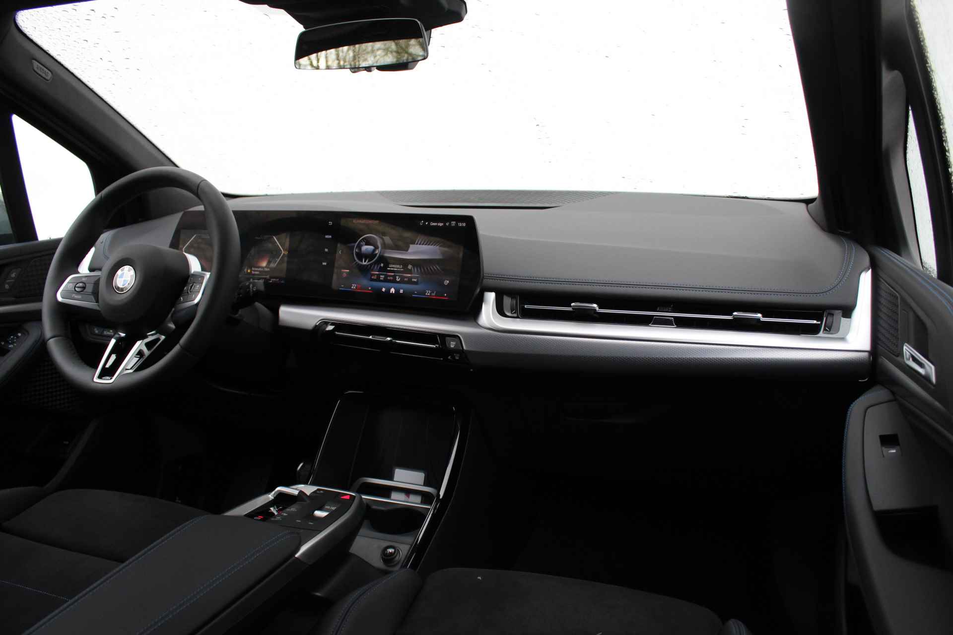 BMW 2 Serie Active Tourer 218i M Sport Automaat / Panoramadak / Trekhaak / Sportstoelen / Adaptieve LED / Parking Assistant / Adaptief M Onderstel / Comfort Access - 31/32
