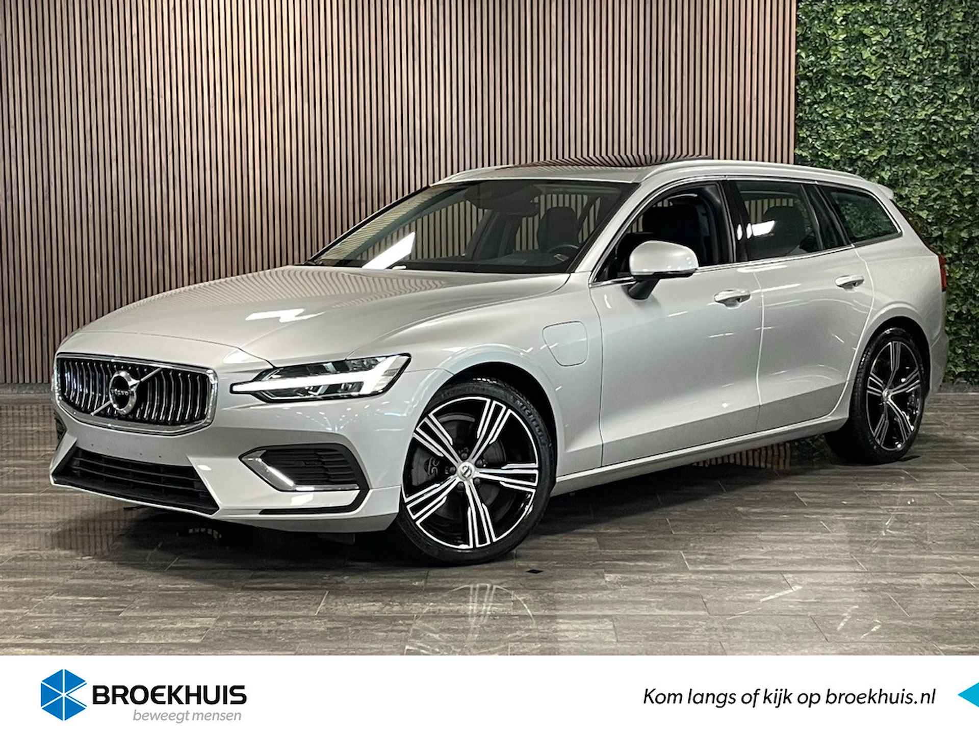 Volvo V60 T6 AWD Recharge Inscription | Schuifdak | Trekhaak | Harman Kardon | Stoel en Stuurwielverwarming | 19 Inch | Bestuurdersstoel e