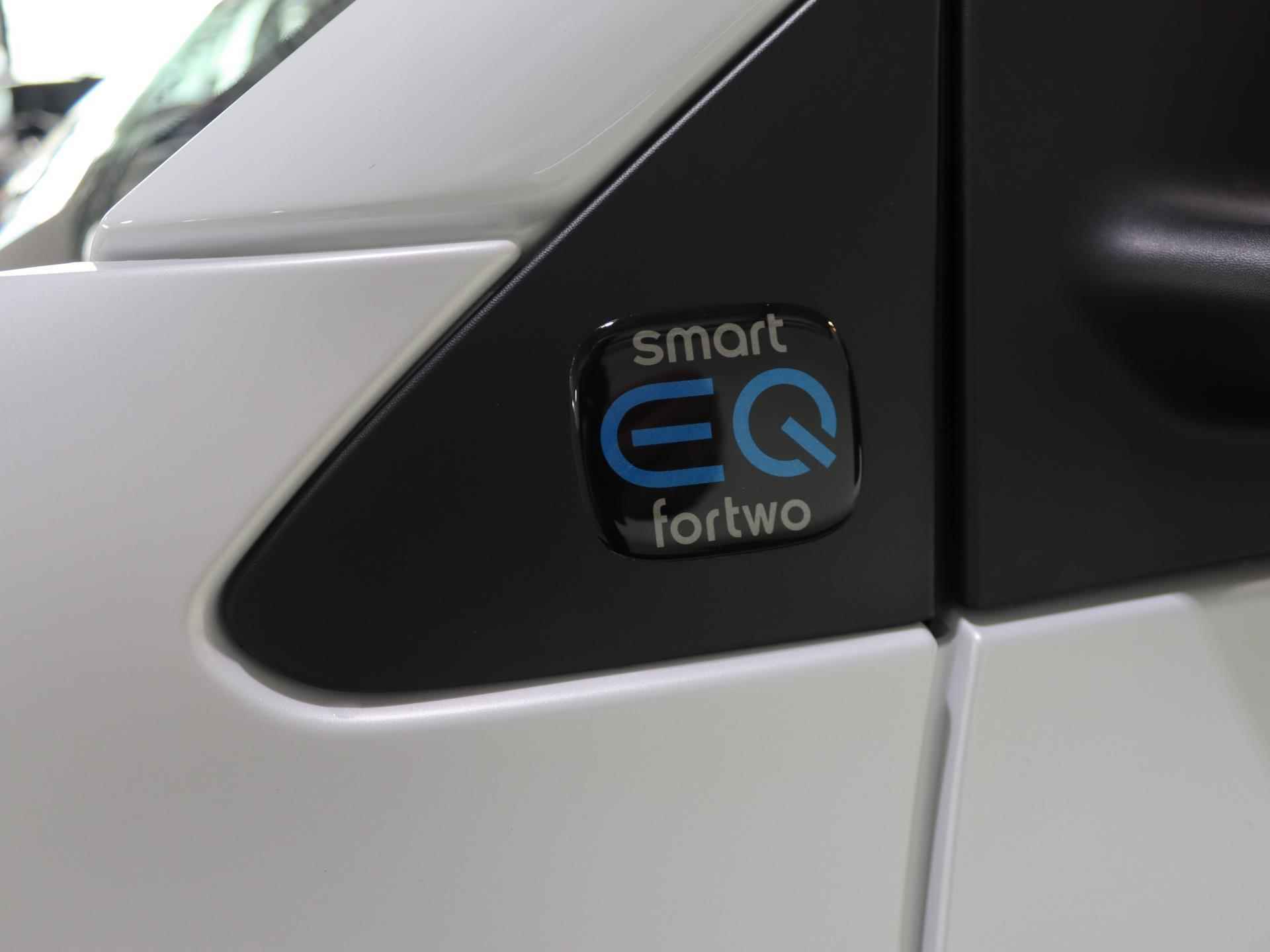 Smart fortwo cabrio EQ Comfort | Winterpakket | Rood dak | Carbon optiek interieur | Plus Package | EQ Subsidie gaat van de bruto vraagprijs af! - 12/22