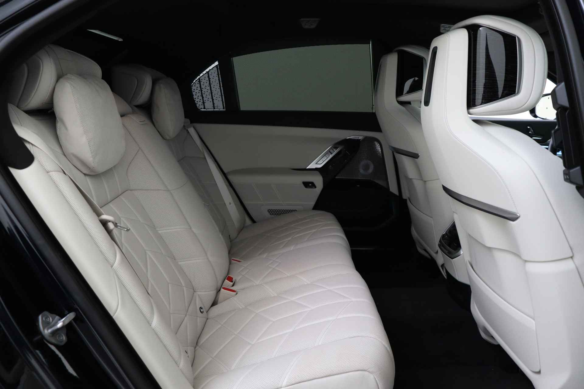 BMW 7 Serie 750e xDrive High Executive M Sport Automaat / Panoramadak Sky Lounge / Massagefunctie / Bowers & Wilkins / Parking Assistant Professional / Multifunctionele Stoelen - 23/69