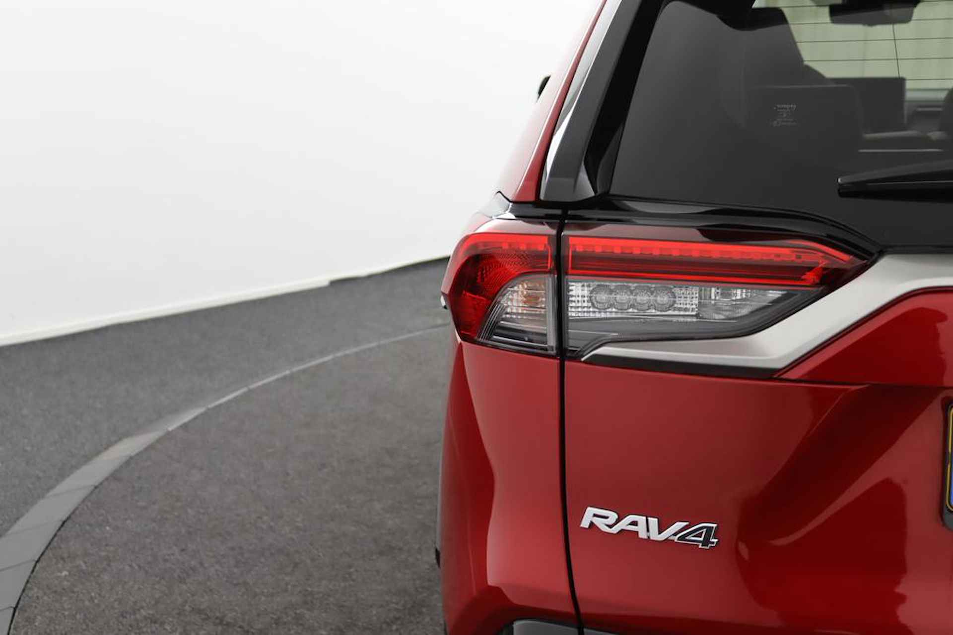 Toyota RAV4 2.5 Plug-in Hybrid AWD Bi-Tone Plus | Trekhaak Afneembaar | Treeplanken | Alarmsysteem | Lederen Bekleding | Stoelverwarming en Ventilatie | Bomvol | - 53/65