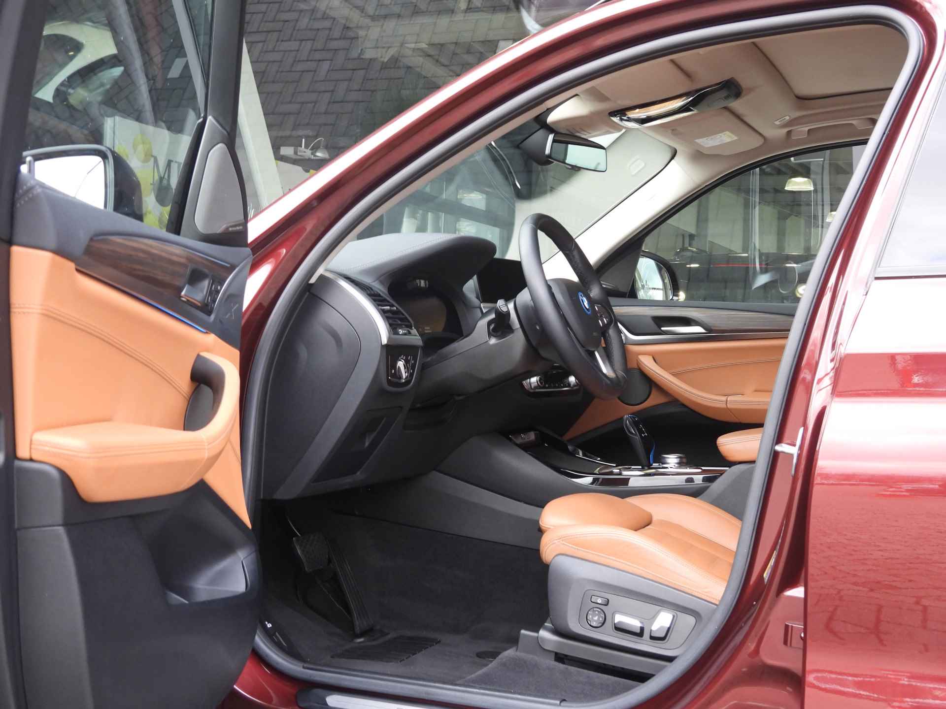 BMW iX3 High Executive 80 kWh / Sportstoelen / Adaptieve LED / Parking Assistant Plus / Gesture Control / Driving Assistant Professional / Comfort Access - 15/29