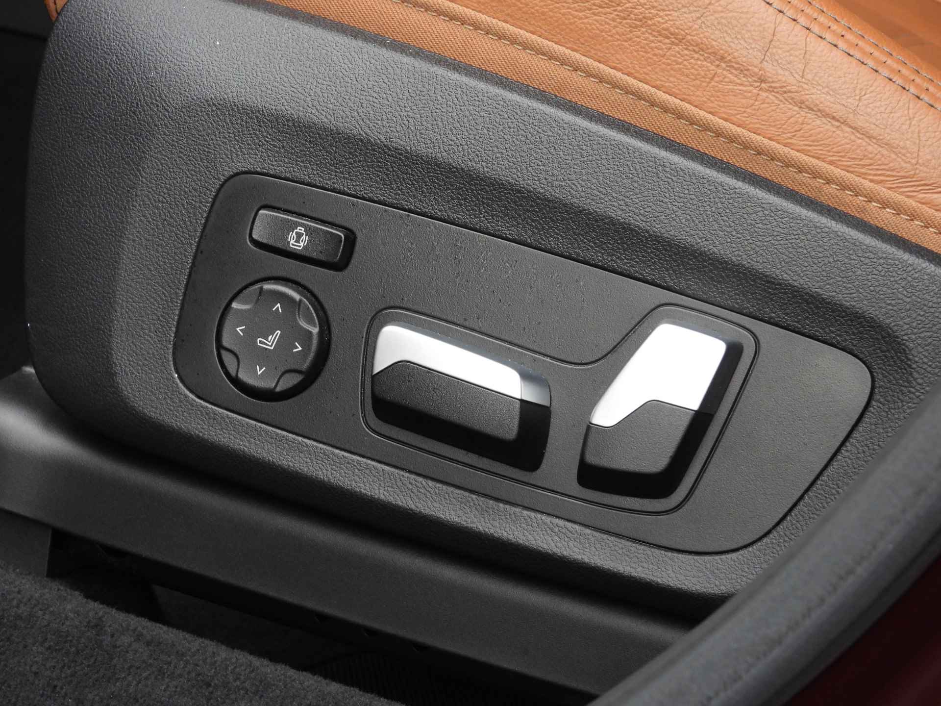 BMW iX3 High Executive 80 kWh / Sportstoelen / Adaptieve LED / Parking Assistant Plus / Gesture Control / Driving Assistant Professional / Comfort Access - 16/29