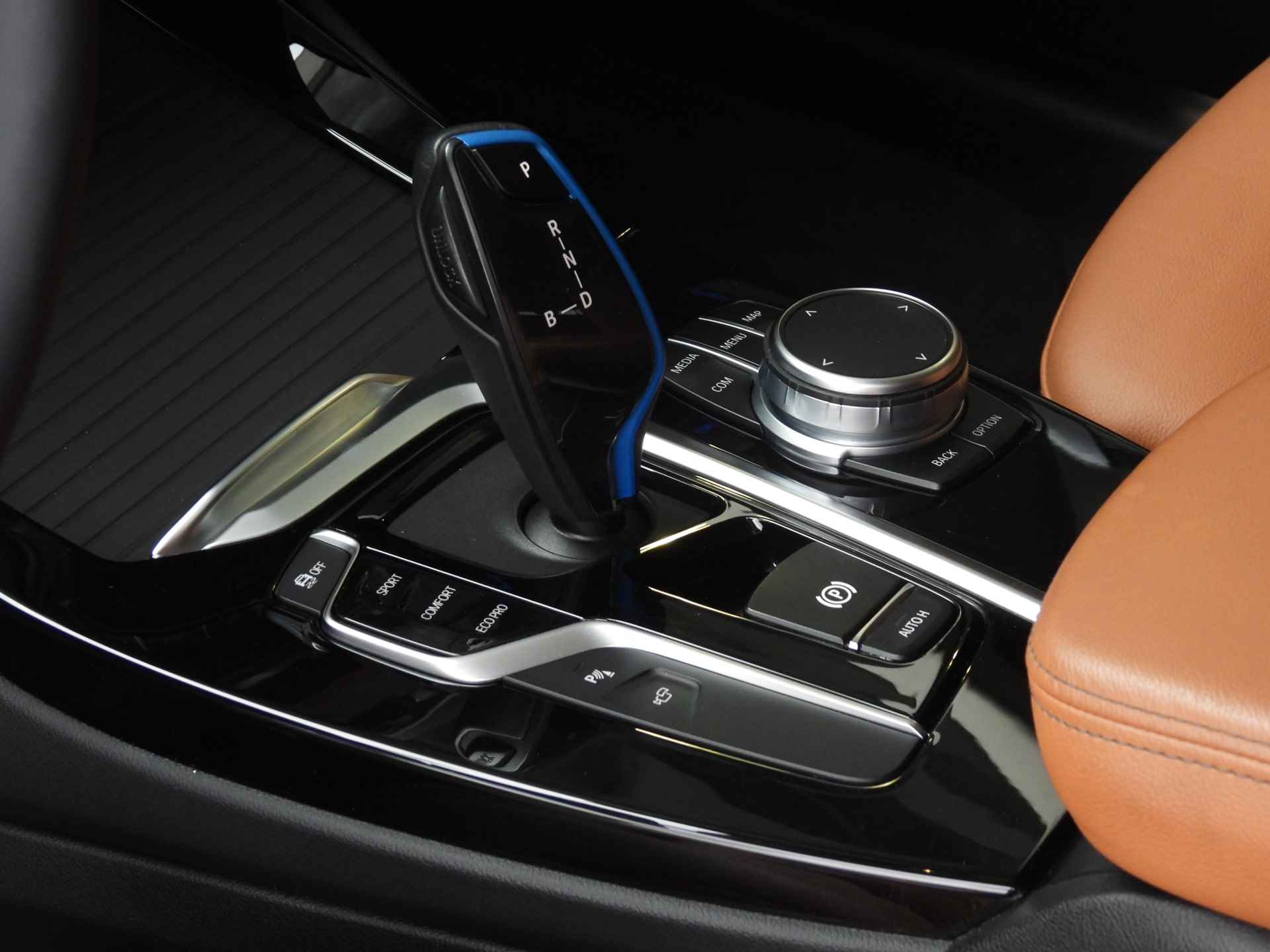BMW iX3 High Executive 80 kWh / Sportstoelen / Adaptieve LED / Parking Assistant Plus / Gesture Control / Driving Assistant Professional / Comfort Access - 18/29