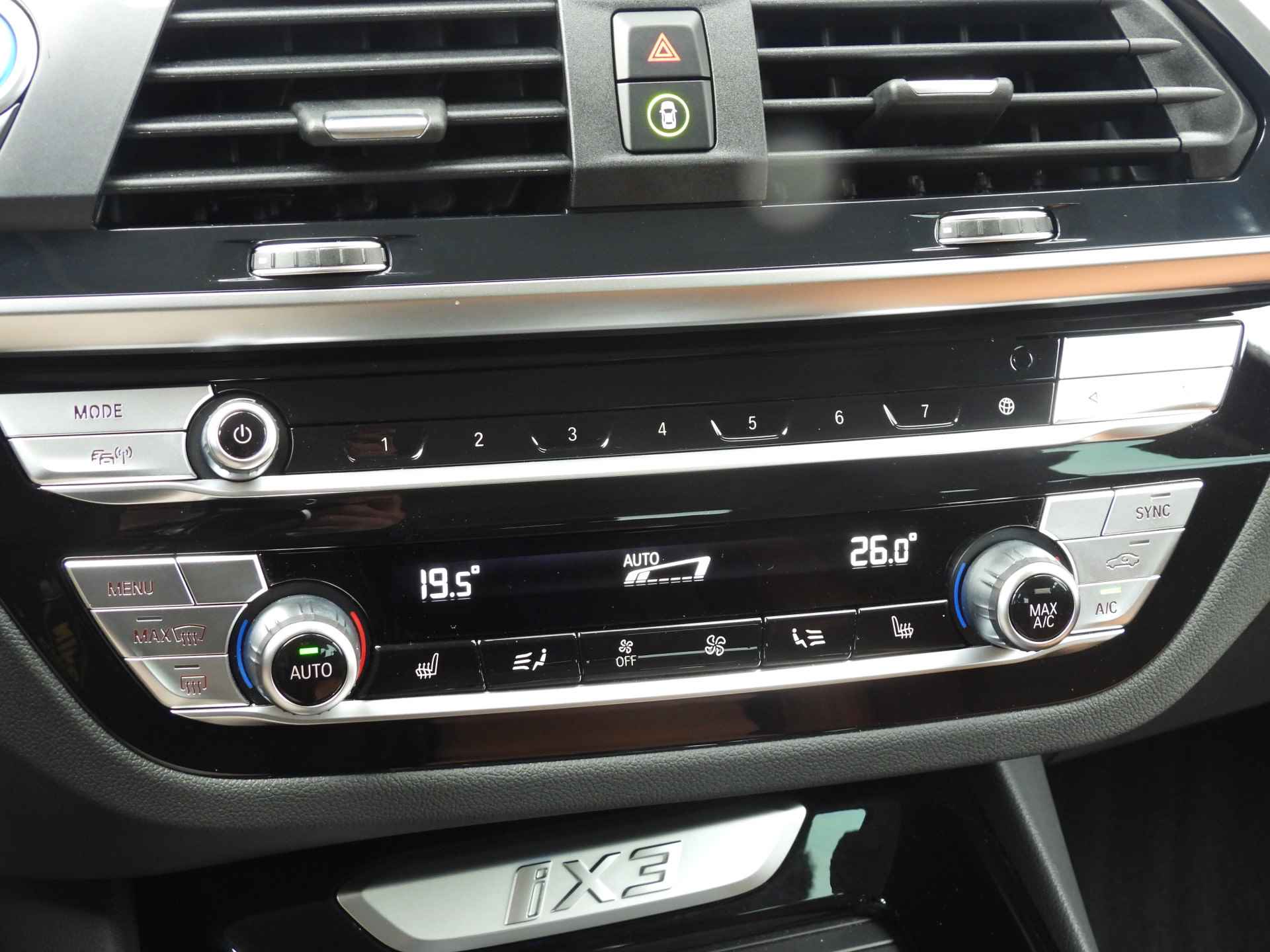 BMW iX3 High Executive 80 kWh / Sportstoelen / Adaptieve LED / Parking Assistant Plus / Gesture Control / Driving Assistant Professional / Comfort Access - 21/29