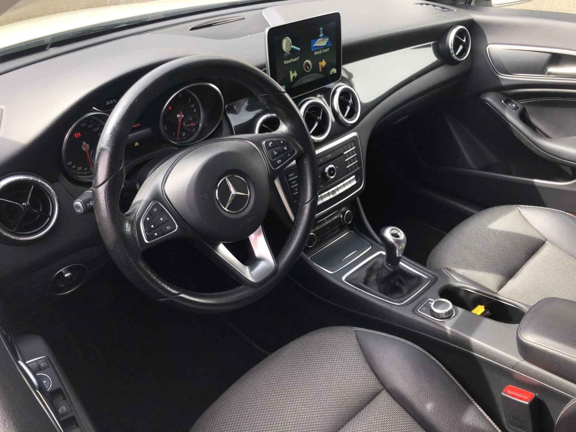 Mercedes-Benz CLA 180 Ambition l Navigatie l Led verlichting l Parkeersensor voor en achter l Leder/stof bekleding l 19" LM velgen - 12/21