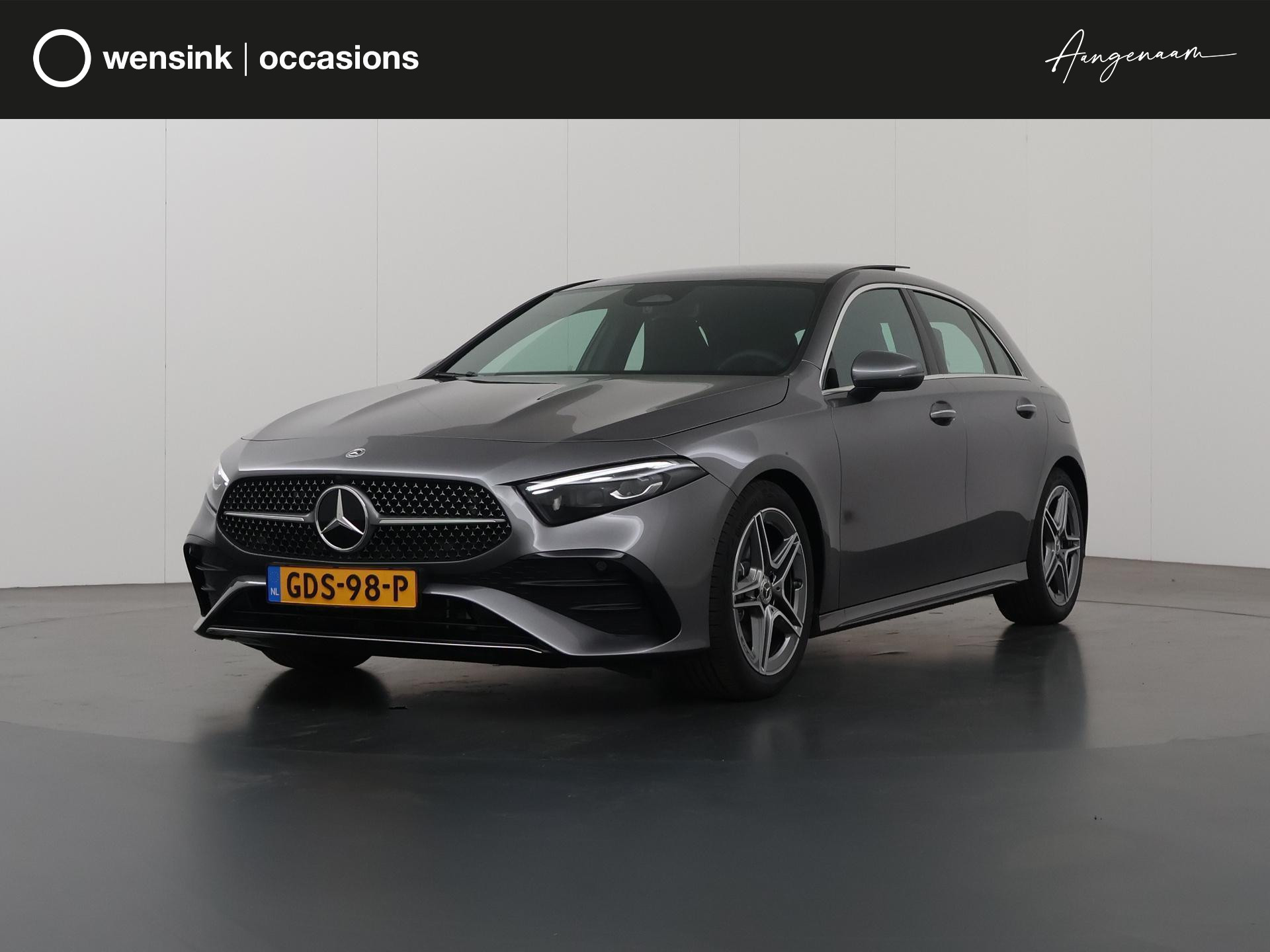 Mercedes-Benz A-klasse 180 AMG Line | Panoramadak | Wide Screen | Sfeerverlichting | Sportstoelen | Camera | DAB | Adaptieve Cruise Control | Climate Control | Navigatie | Stoelverwarming | Dodehoek detectie | Multibeam LED |