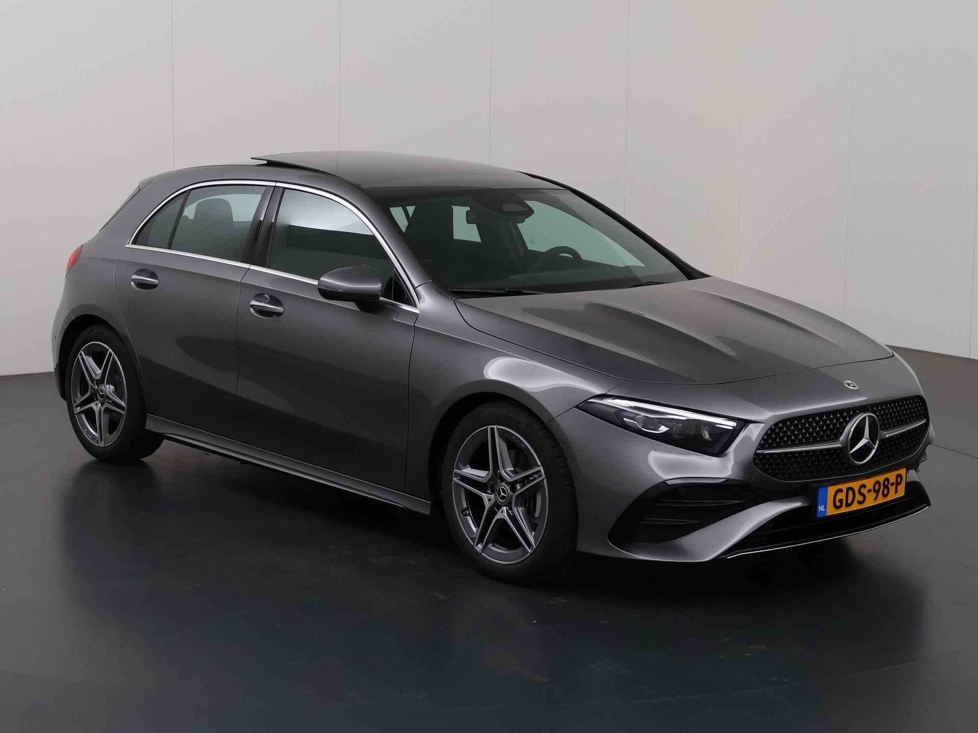 Mercedes-Benz A-klasse 180 AMG Line | Panoramadak | Wide Screen | Sfeerverlichting | Sportstoelen | Camera | DAB | Adaptieve Cruise Control | Climate Control | Navigatie | Stoelverwarming | Dodehoek detectie | Multibeam LED | - 24/48