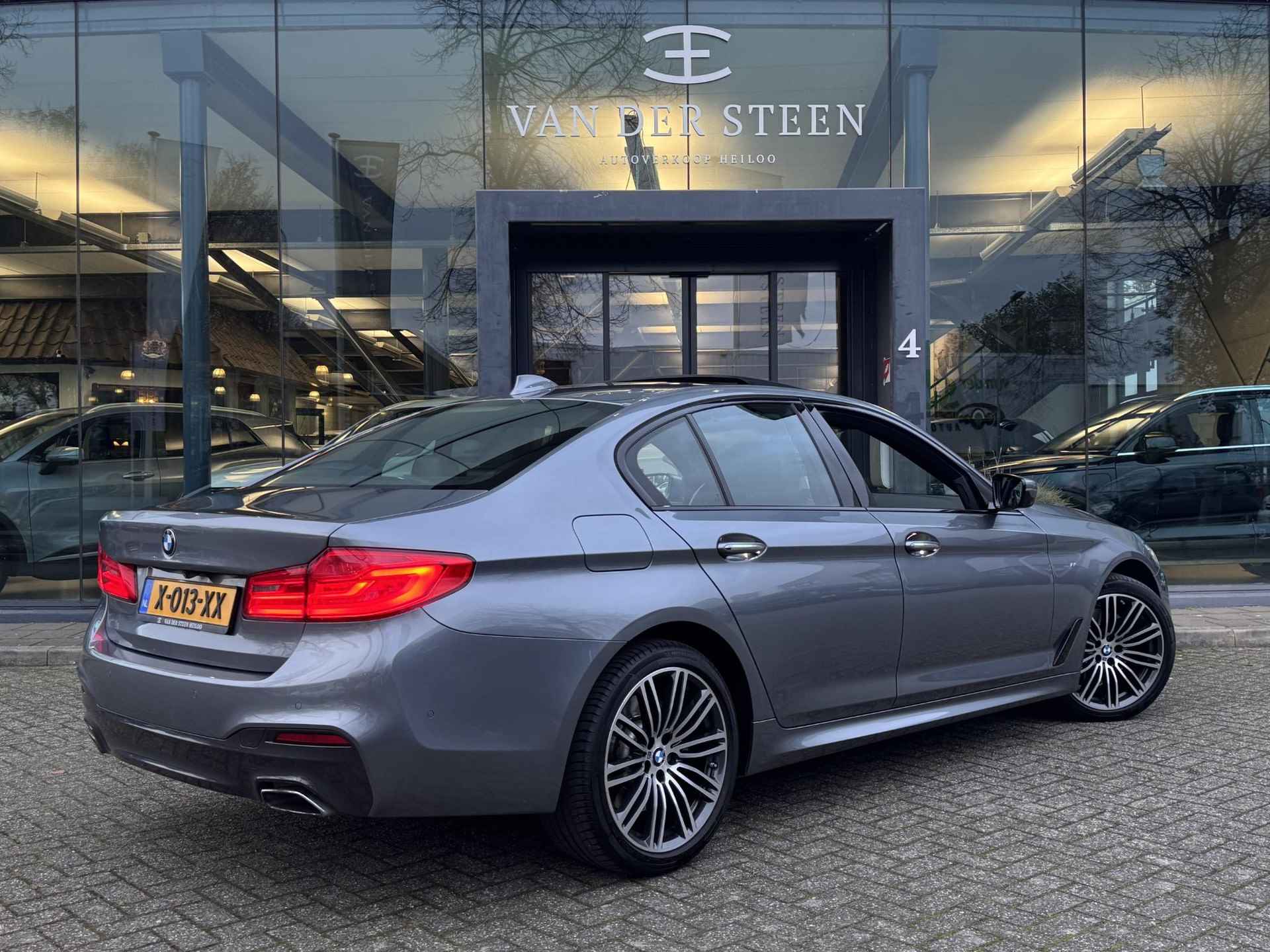 BMW 5-serie 530i High Executive M Sport | Xdrive | Schuifdak | Memory Seats | Standkachel - 2/37