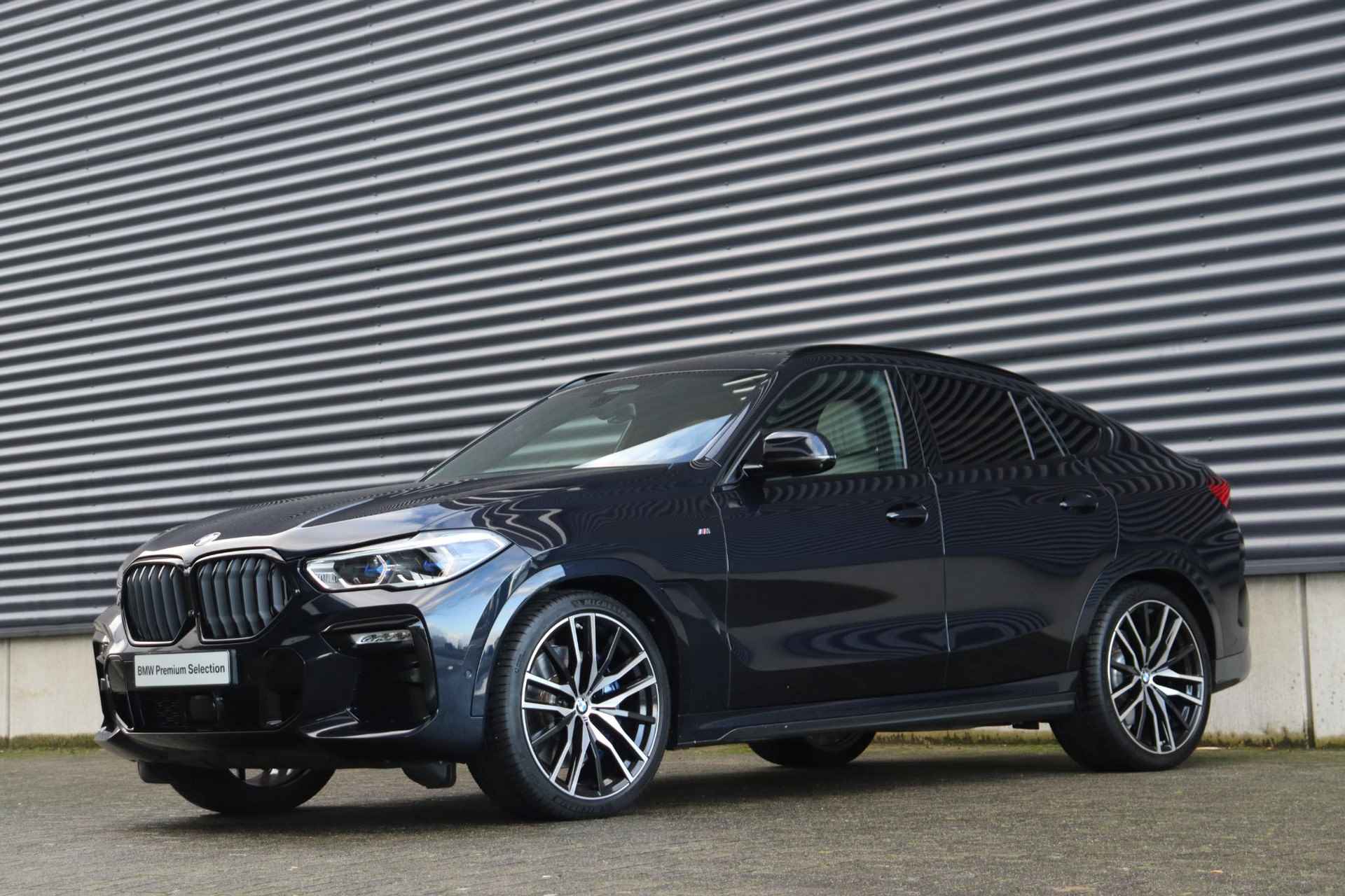 BMW X6 xDrive40i | High Executive | M Sportpakket | Panodak Skylounge | Driving Assistant Prof. | Bowers & Wilkins | Active Steering | Head-Up | Trekhaak | Soft Close | 22'' LMV - 45/45