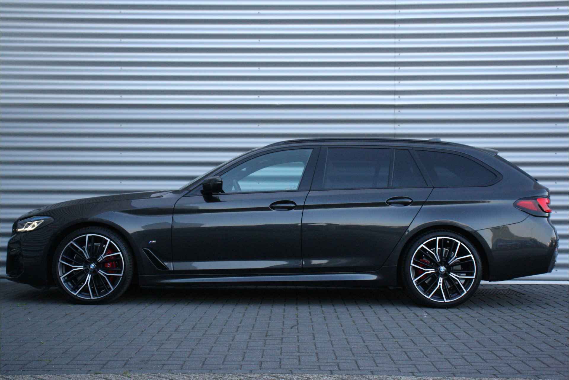 BMW 5 Serie TOURING 530i 252PK HIGH EXECUTIVE M-SPORT / NAVI / LASER-LED / LEDER / CLIMA / PDC / 20" LMV / HARMAN KARDON / WEGKLAP. TREKHAAK - 2/49