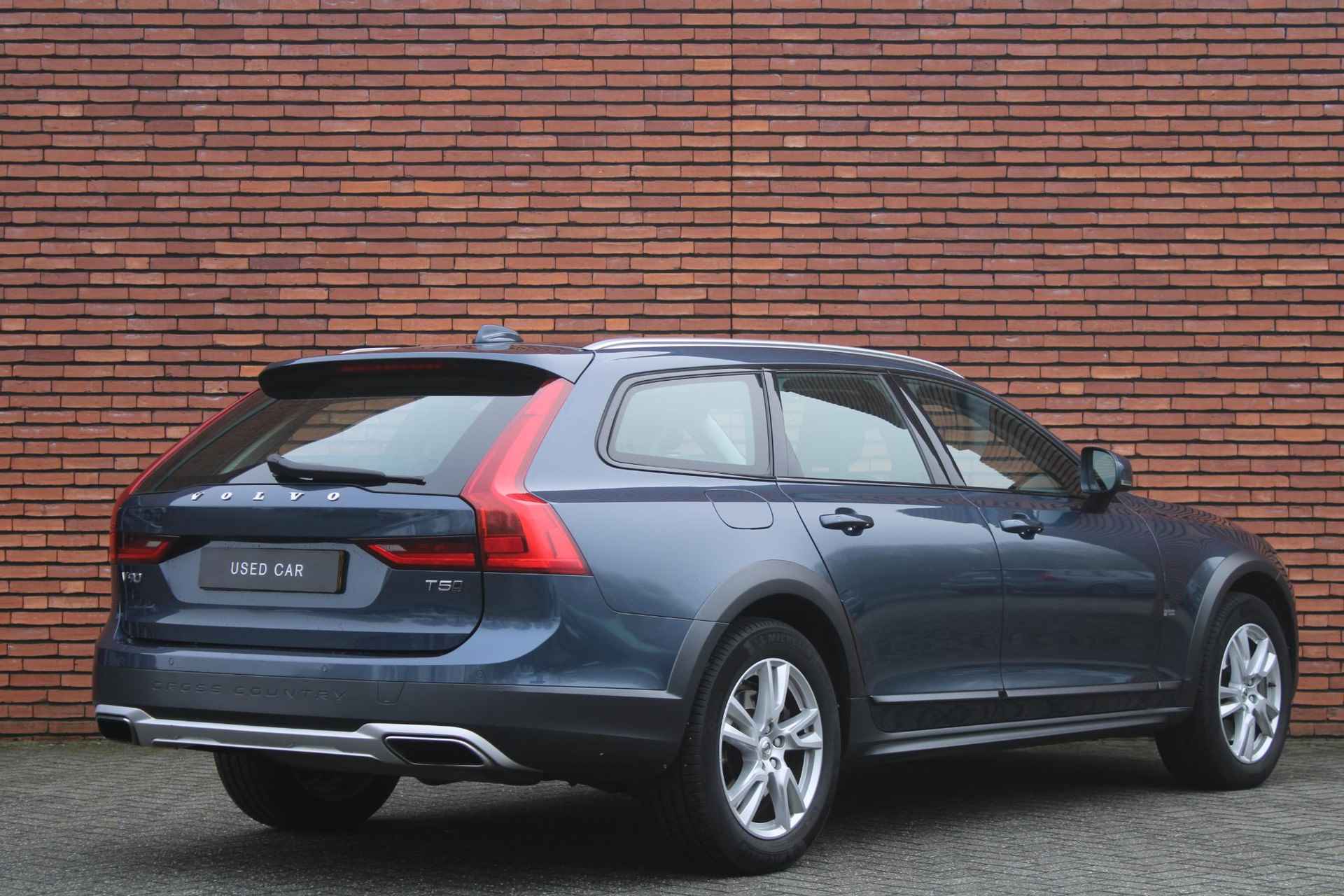 Volvo V90 Cross Country T5 AUT8 255PK Anniversary Edition | Trekhaak | Parkeercamera | Verwarmbare Voorstoelen | BLIS Dodehoekdetectie | Navigatie | Adaptieve Cruise Control | Bluetooth Telefonie & Multimedia | Lederen Bekleding - 2/17