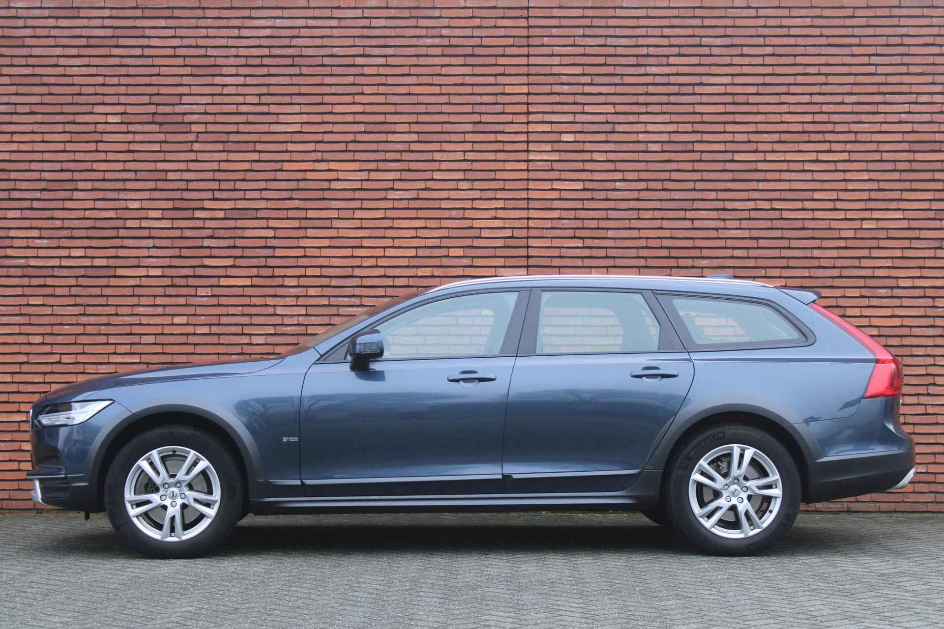 Volvo V90 Cross Country T5 AUT8 255PK Anniversary Edition | Trekhaak | Parkeercamera | Verwarmbare Voorstoelen | BLIS Dodehoekdetectie | Navigatie | Adaptieve Cruise Control | Bluetooth Telefonie & Multimedia | Lederen Bekleding - 7/17