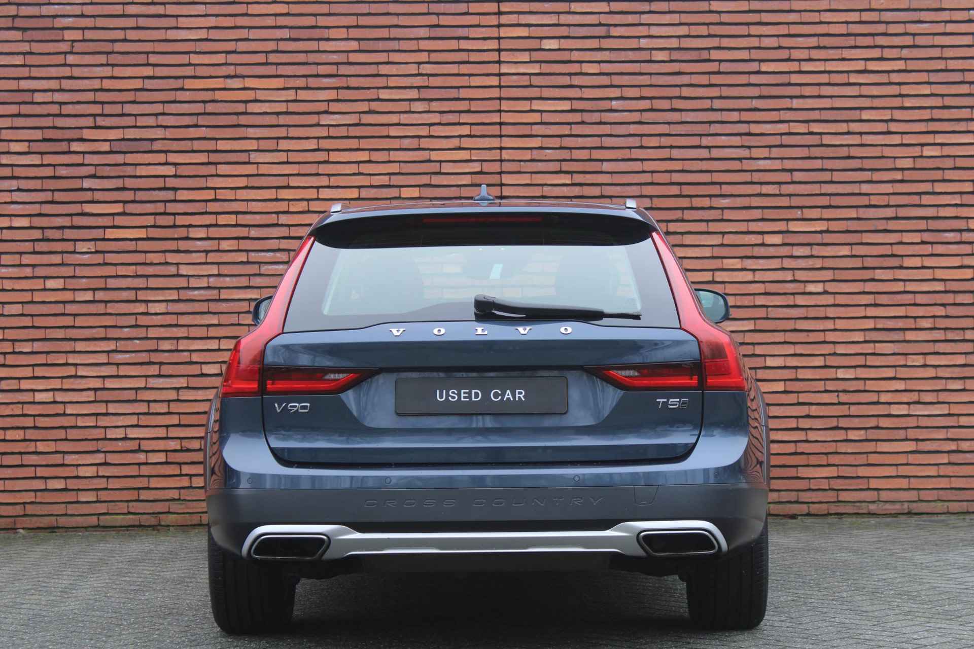 Volvo V90 Cross Country T5 AUT8 255PK Anniversary Edition | Trekhaak | Parkeercamera | Verwarmbare Voorstoelen | BLIS Dodehoekdetectie | Navigatie | Adaptieve Cruise Control | Bluetooth Telefonie & Multimedia | Lederen Bekleding - 12/17