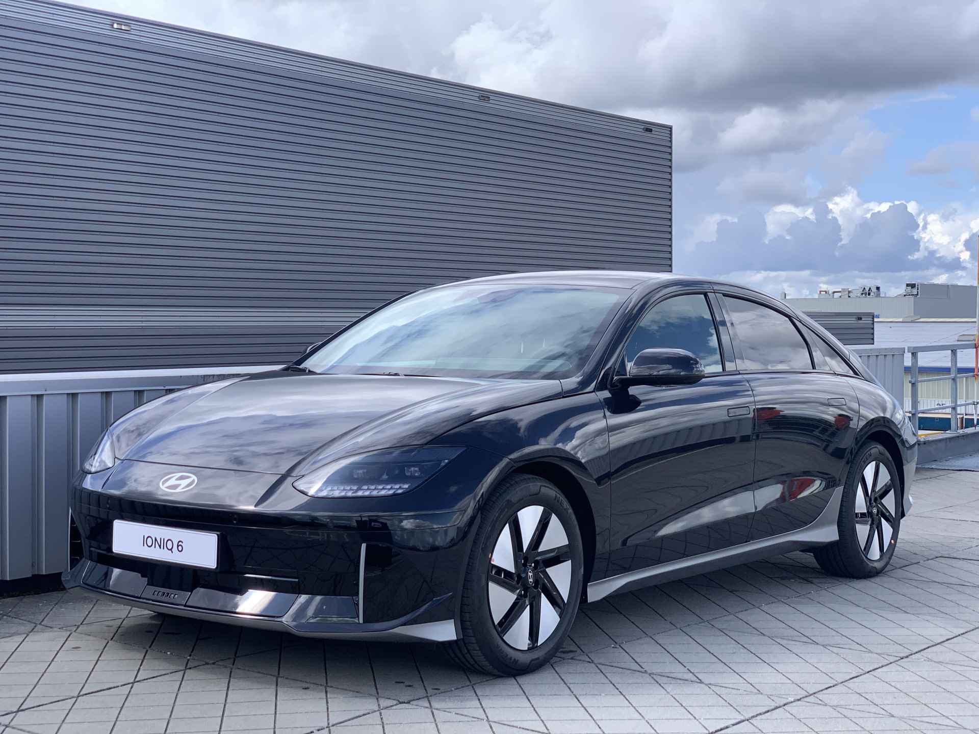 Hyundai IONIQ 6 Connect AWD 77 kWh All Wheel Drive, Volledig Elektrisch, 614 KM WLTP RANGE, Navigatie en Stoelverwarming Uit voorraad leverbaar! - 17/40