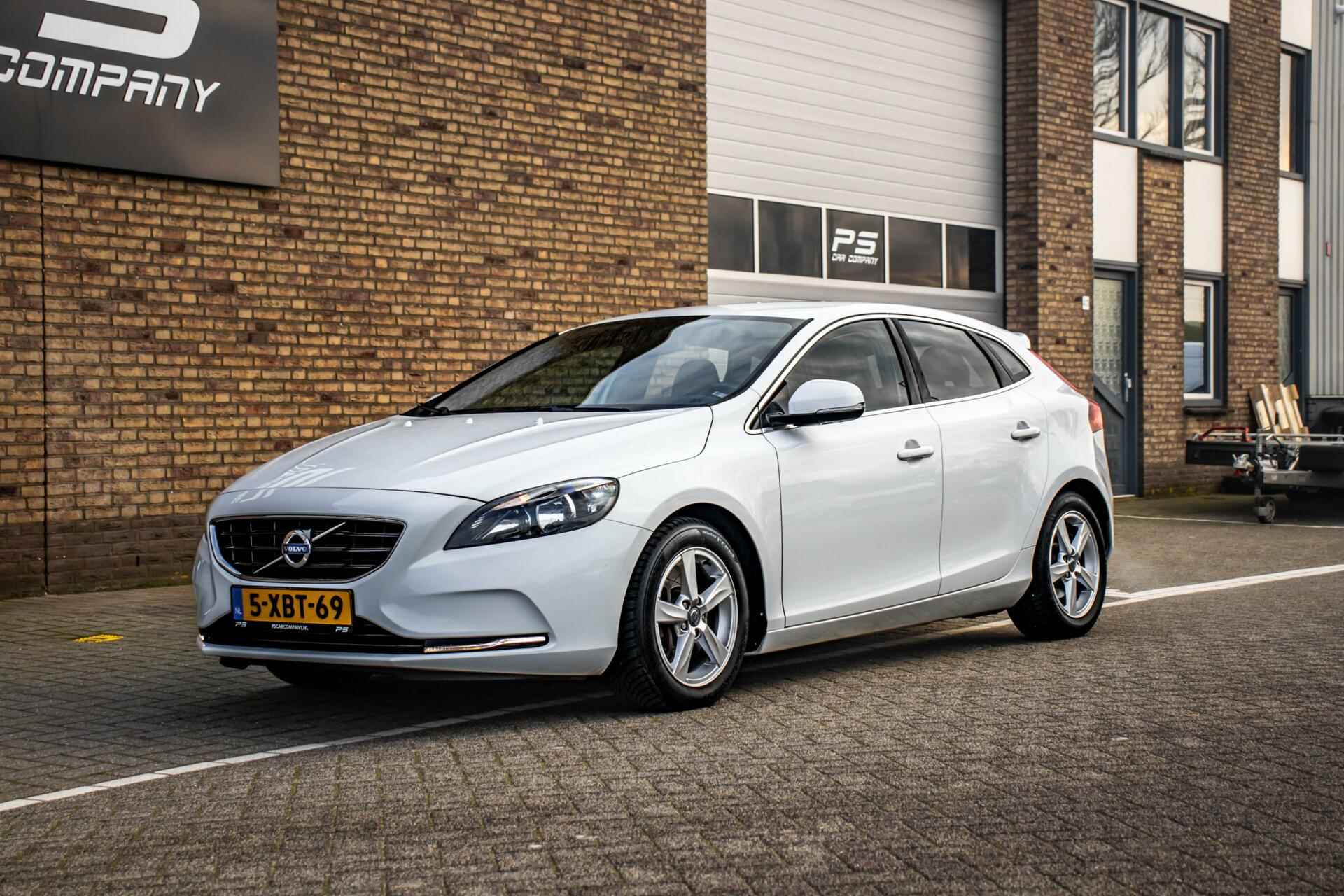 Volvo V40 2.0 D4 Momentum Business, NAP, Leder, Cruise, Navi - 2/32