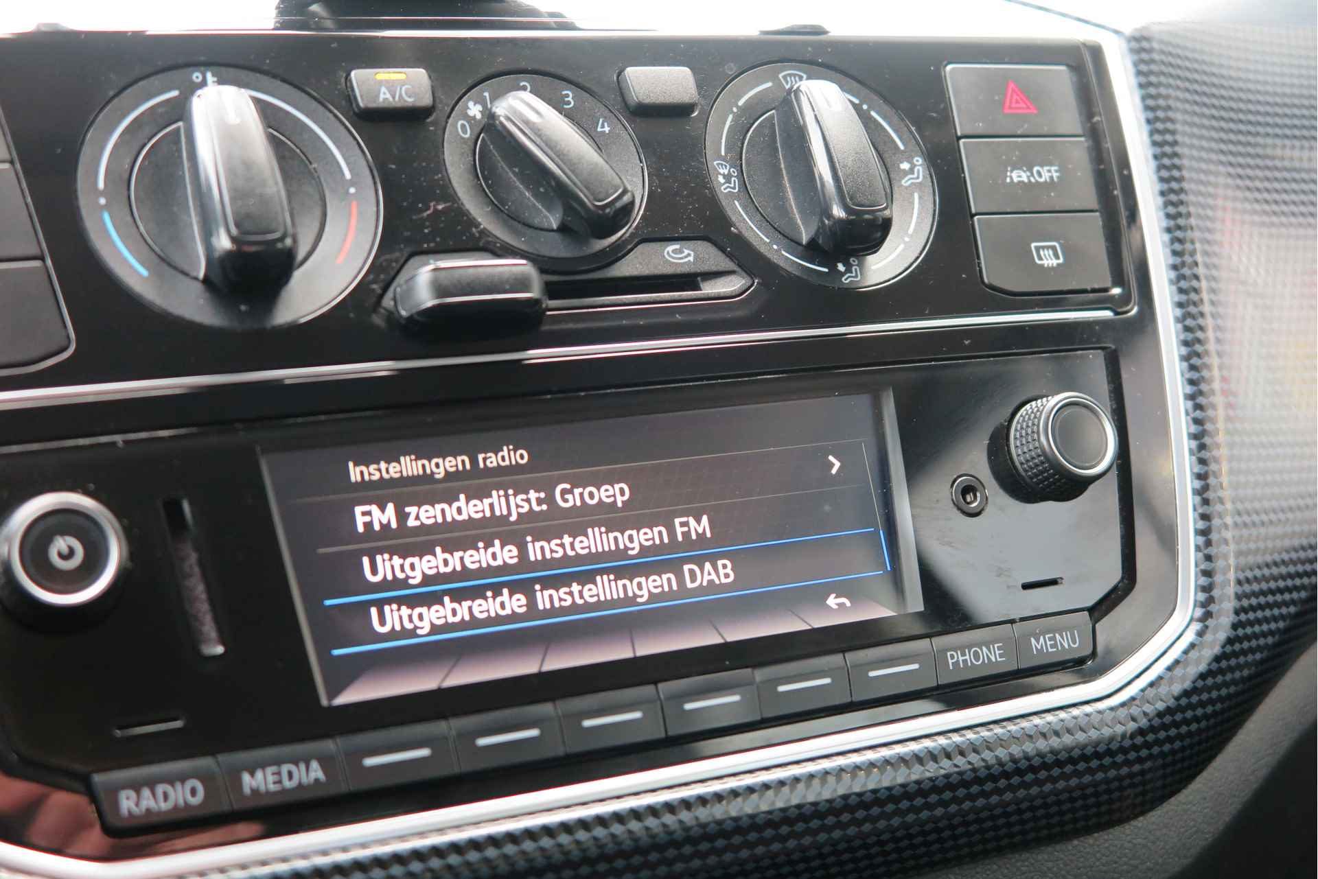 Volkswagen up! 1.0 BMT 65pk move up! Airco,Navi via Carplay, DAB+ radio, Rijstrooksensor, Carplay/Android auto etc. - 30/53