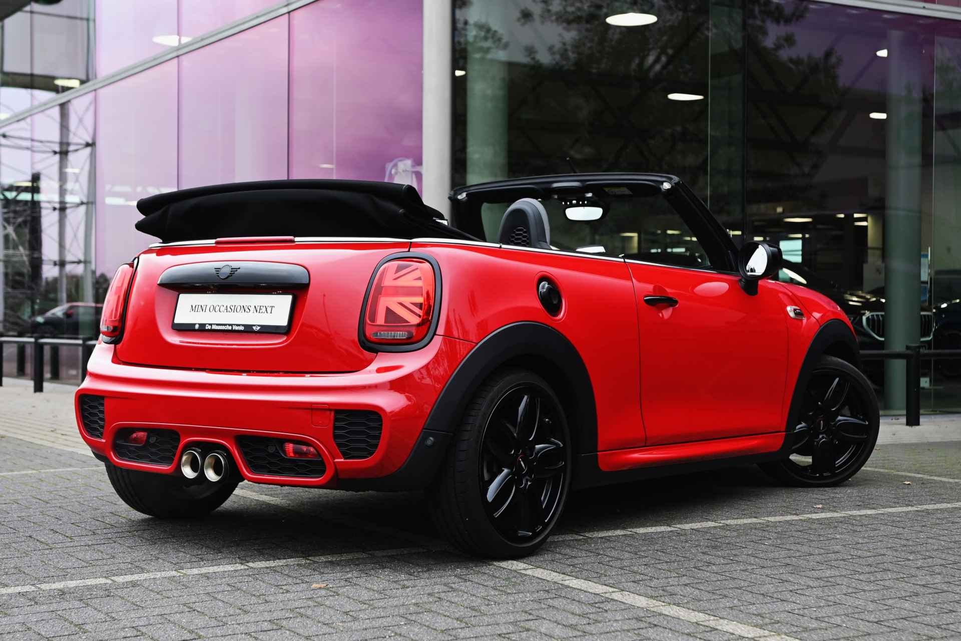 MINI Cabrio Cooper S Hammersmith Automaat / JCW Trim Pakket / Achteruitrijcamera / Comfort Access / JCW Sportstoelen / Head-Up / LED / Park Assistant - 3/28