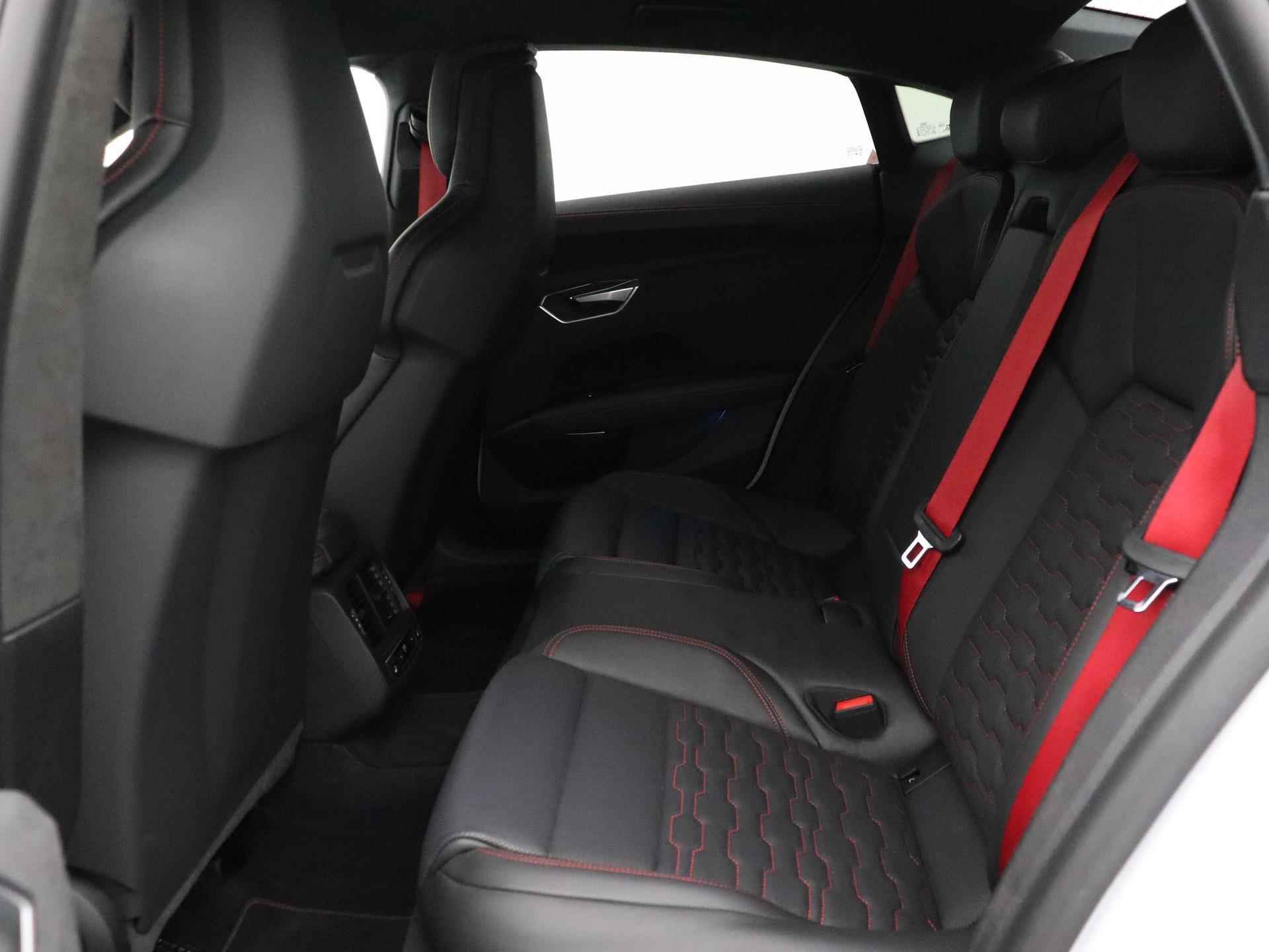Audi e-tron GT RS | 600PK | Audi Exclusive | Suzuka Grey | Top view camera | Massage | 21' | Laser LED | Head-up | Alcantara | Carbon | Nachtzichtassistent | NP: €202.500,- | *Verlengde fabrieksgarantie - 13/51