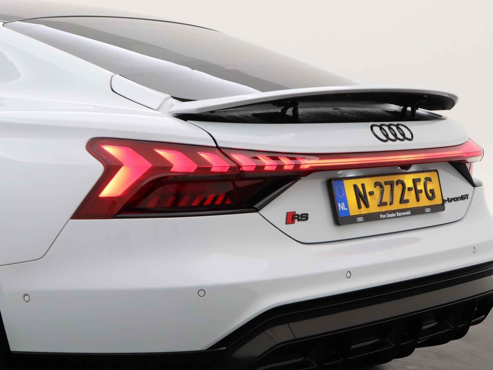 Audi e-tron GT RS | 600PK | Audi Exclusive | Suzuka Grey | Top view camera | Massage | 21' | Laser LED | Head-up | Alcantara | Carbon | Nachtzichtassistent | NP: €202.500,- | *Verlengde fabrieksgarantie - 44/51