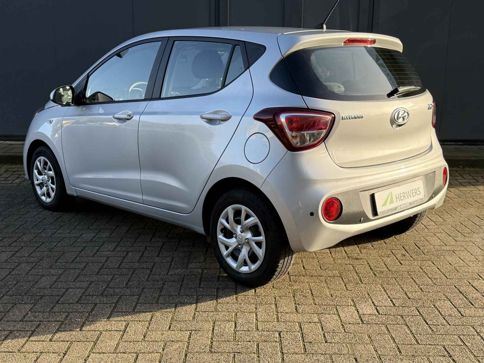 Hyundai i10 1.0i Comfort 5p. Automaat / Zeer weinig km / Dealer onderhouden / Airco / Parkeersensoren achter - 13/28