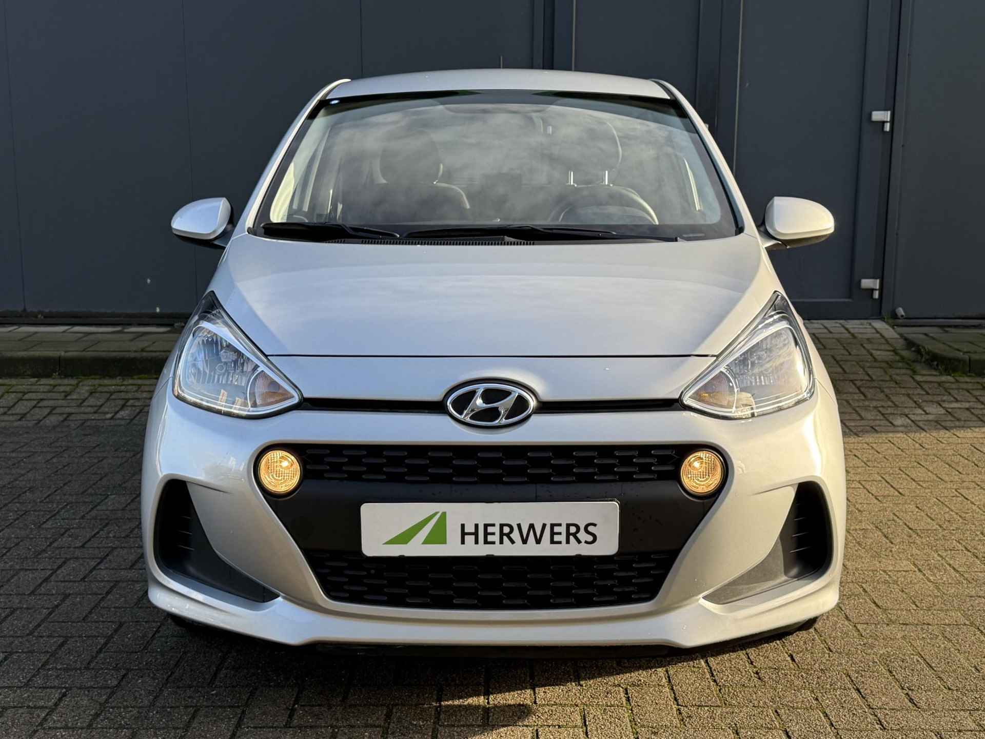 Hyundai i10 1.0i Comfort 5p. Automaat / Zeer weinig km / Dealer onderhouden / Airco / Parkeersensoren achter - 25/28