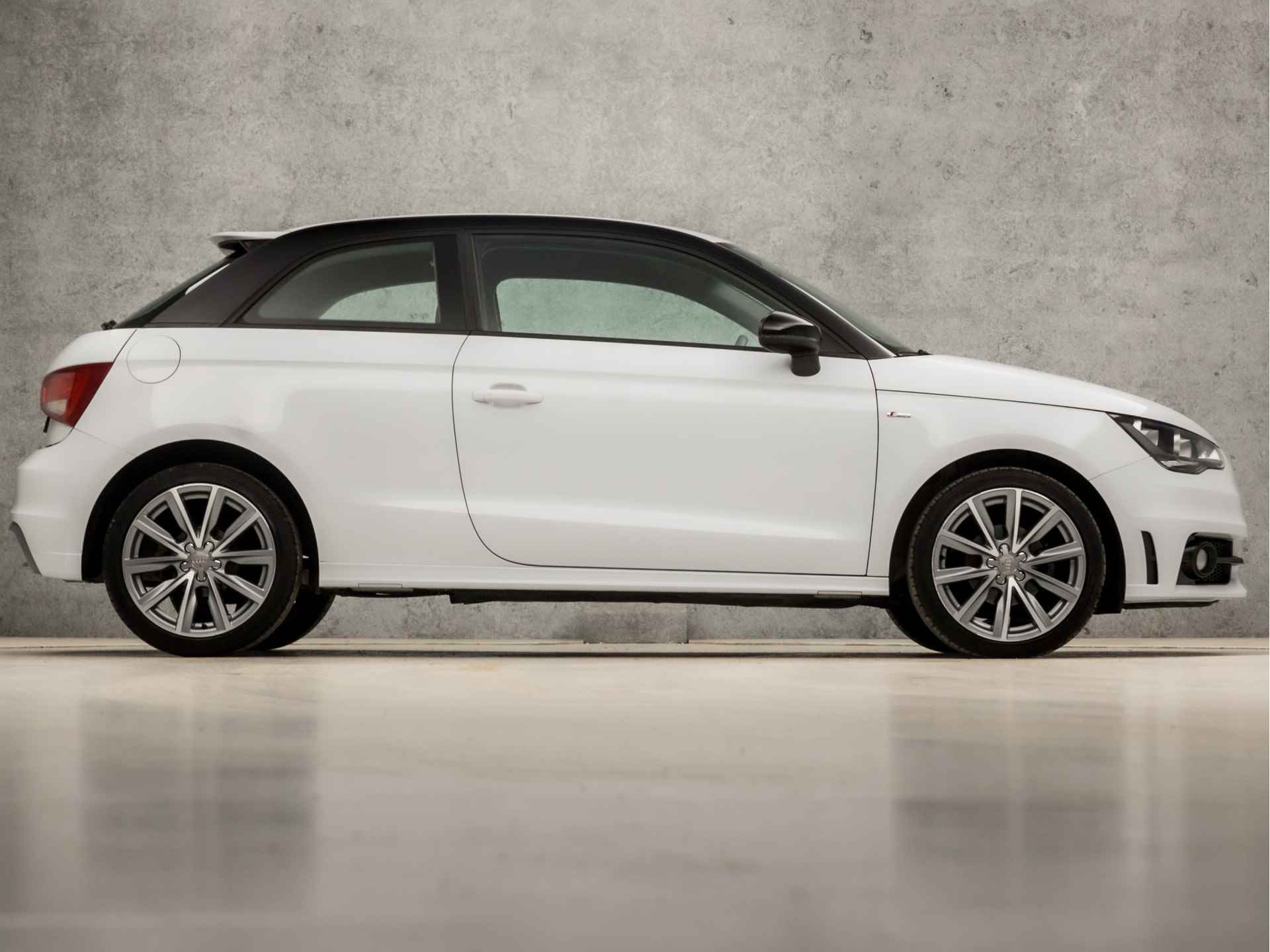 Audi A1 1.2 TFSI S-Line Sport (SCHERM, LOGISCH NAP, LM VELGEN, LED ACHTERLICHTEN, SPORTSTOELEN, CRUISE, BLUETOOTH, NIEUWE APK, NIEUWSTAAT) - 4/33