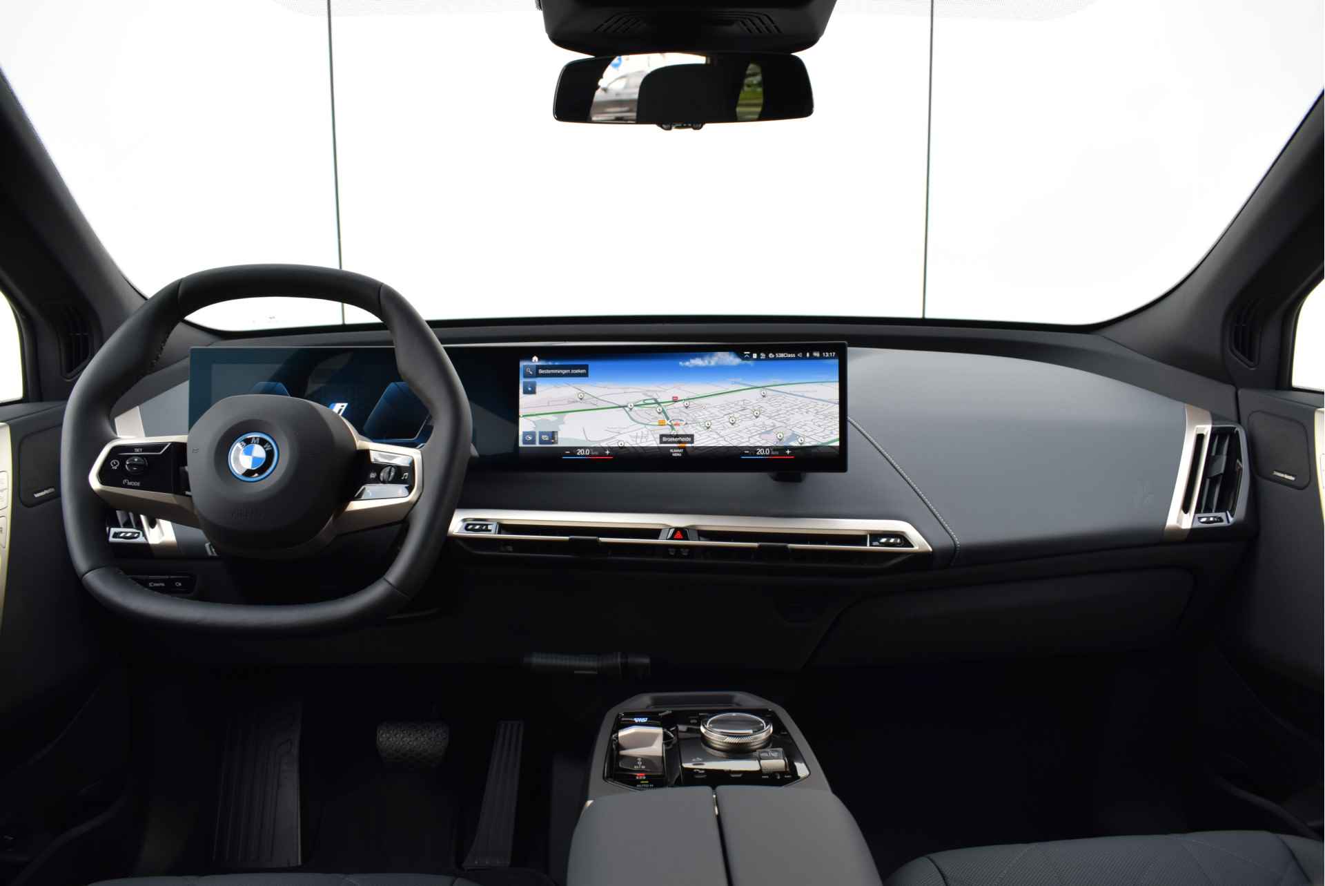 BMW iX xDrive40 Excellence 71 kWh / Sportpakket / Panoramadak Sky Lounge / Trekhaak / Stoelverwarming / Laserlight / Harman Kardon / Live Cockpit Professional - 4/28