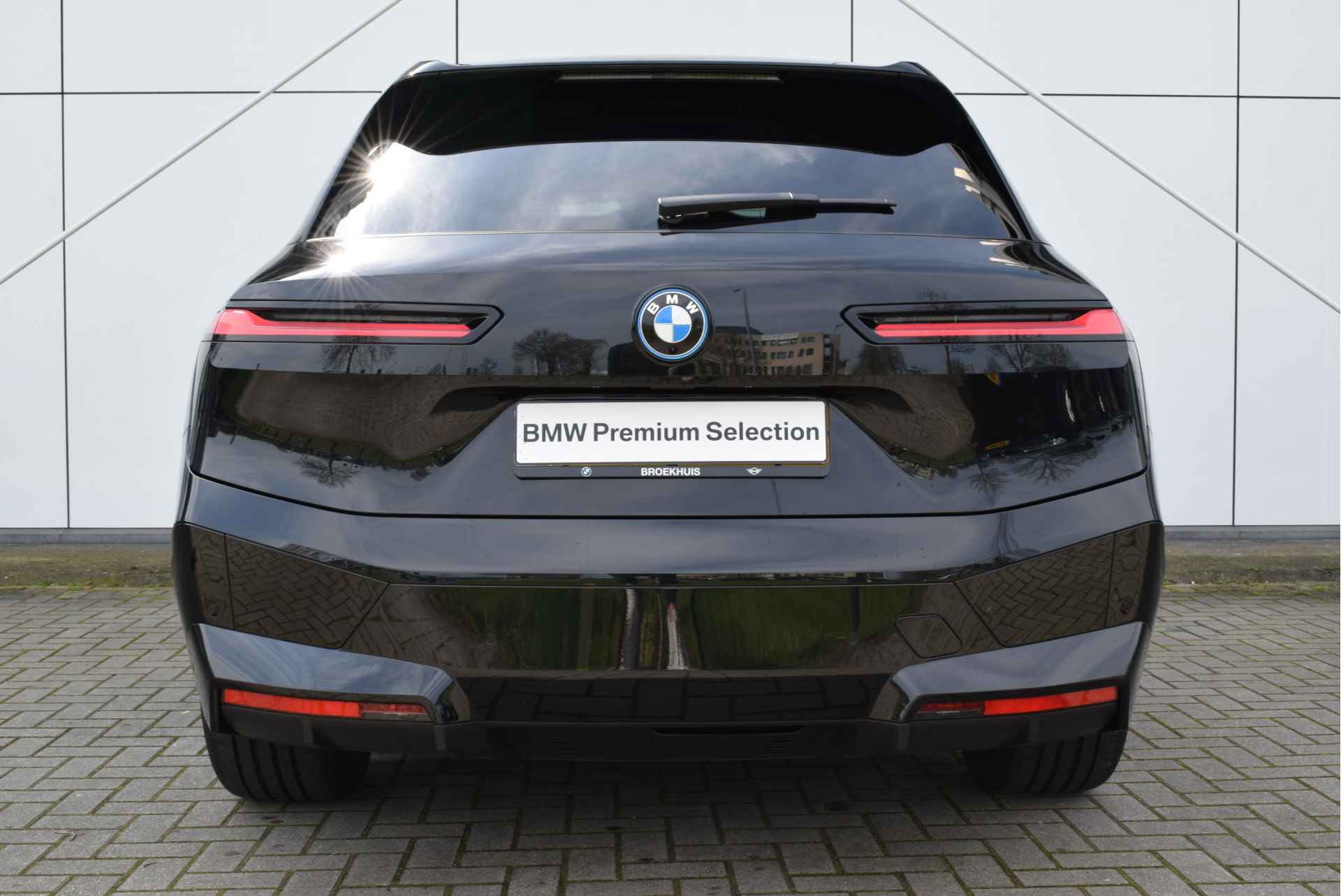 BMW iX xDrive40 Excellence 71 kWh / Sportpakket / Panoramadak Sky Lounge / Trekhaak / Stoelverwarming / Laserlight / Harman Kardon / Live Cockpit Professional - 9/28