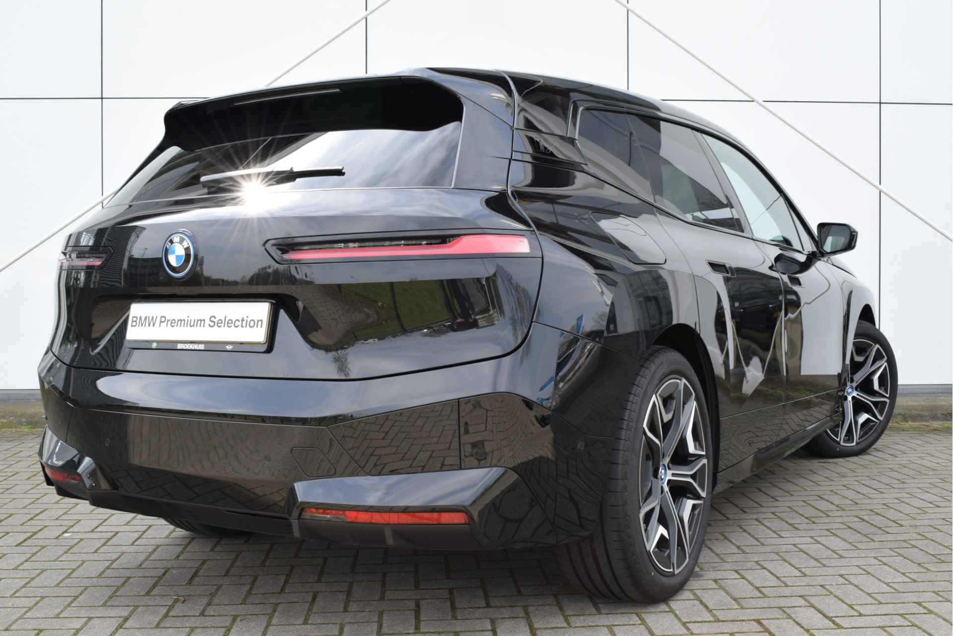 BMW iX xDrive40 Excellence 71 kWh / Sportpakket / Panoramadak Sky Lounge / Trekhaak / Stoelverwarming / Laserlight / Harman Kardon / Live Cockpit Professional - 10/28