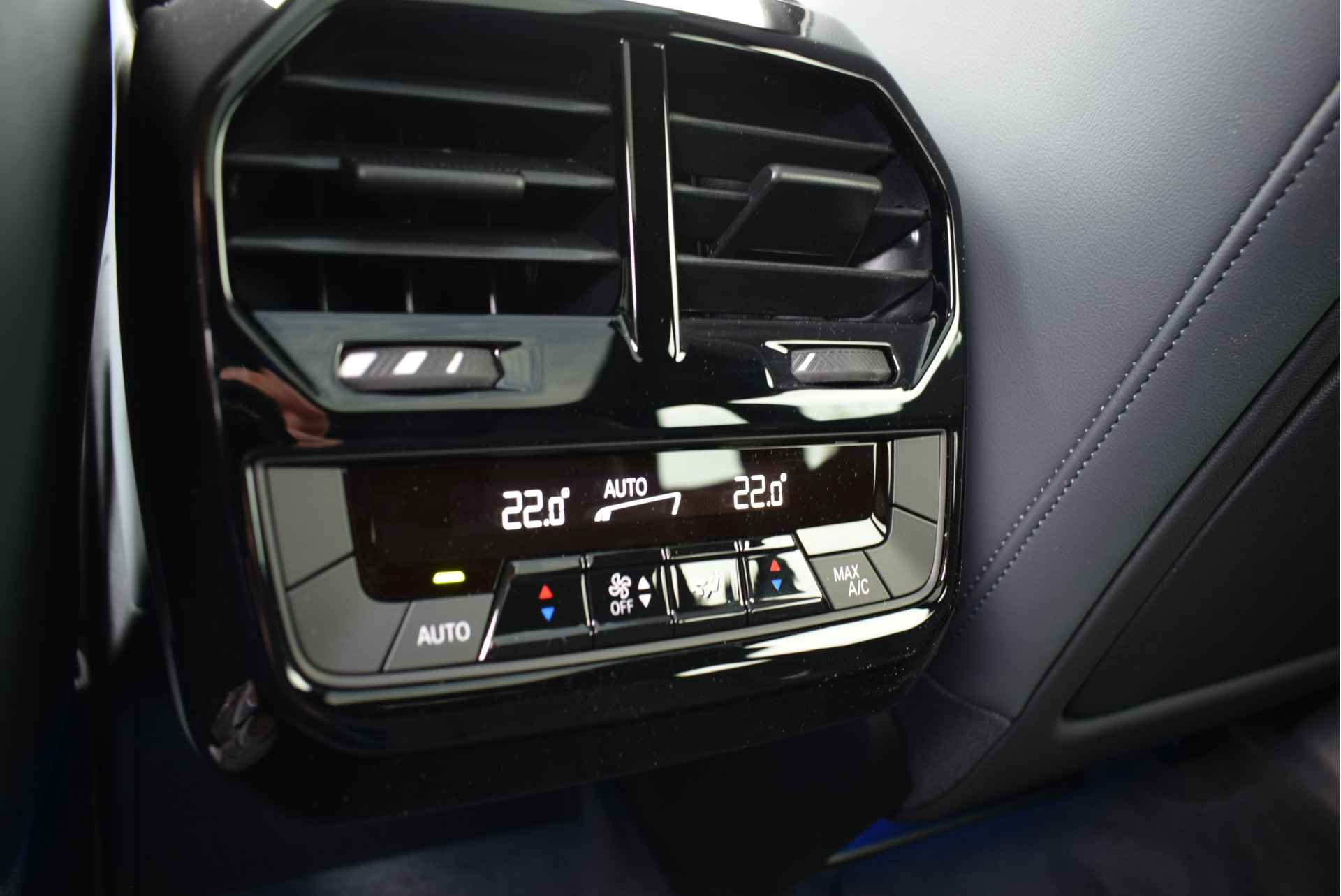 BMW iX xDrive40 Excellence 71 kWh / Sportpakket / Panoramadak Sky Lounge / Trekhaak / Stoelverwarming / Laserlight / Harman Kardon / Live Cockpit Professional - 14/28