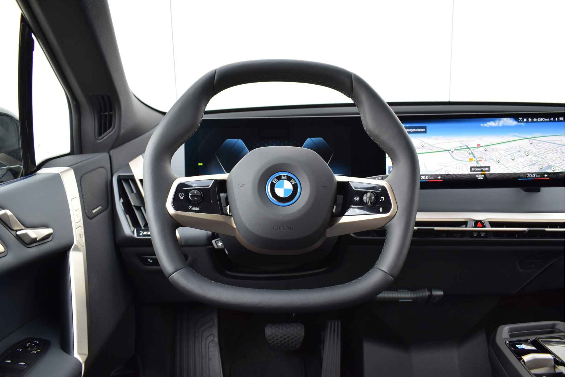 BMW iX xDrive40 Excellence 71 kWh / Sportpakket / Panoramadak Sky Lounge / Trekhaak / Stoelverwarming / Laserlight / Harman Kardon / Live Cockpit Professional - 15/28