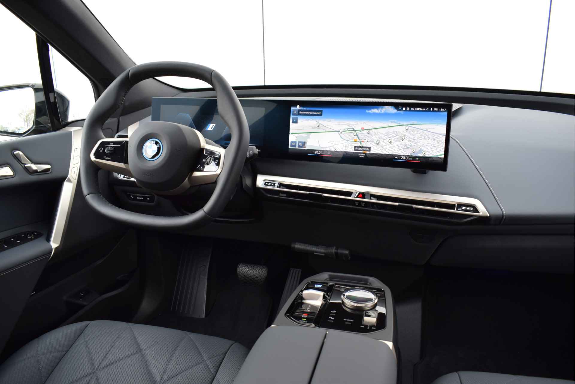 BMW iX xDrive40 Excellence 71 kWh / Sportpakket / Panoramadak Sky Lounge / Trekhaak / Stoelverwarming / Laserlight / Harman Kardon / Live Cockpit Professional - 16/28