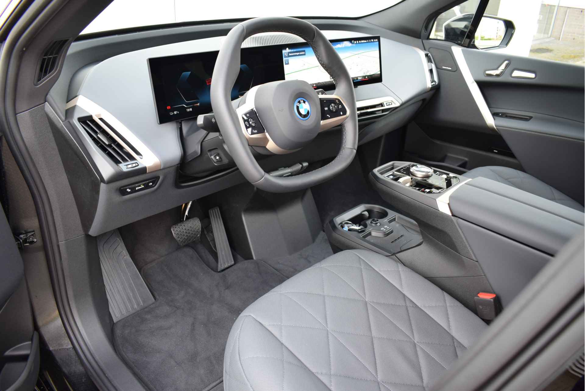 BMW iX xDrive40 Excellence 71 kWh / Sportpakket / Panoramadak Sky Lounge / Trekhaak / Stoelverwarming / Laserlight / Harman Kardon / Live Cockpit Professional - 17/28
