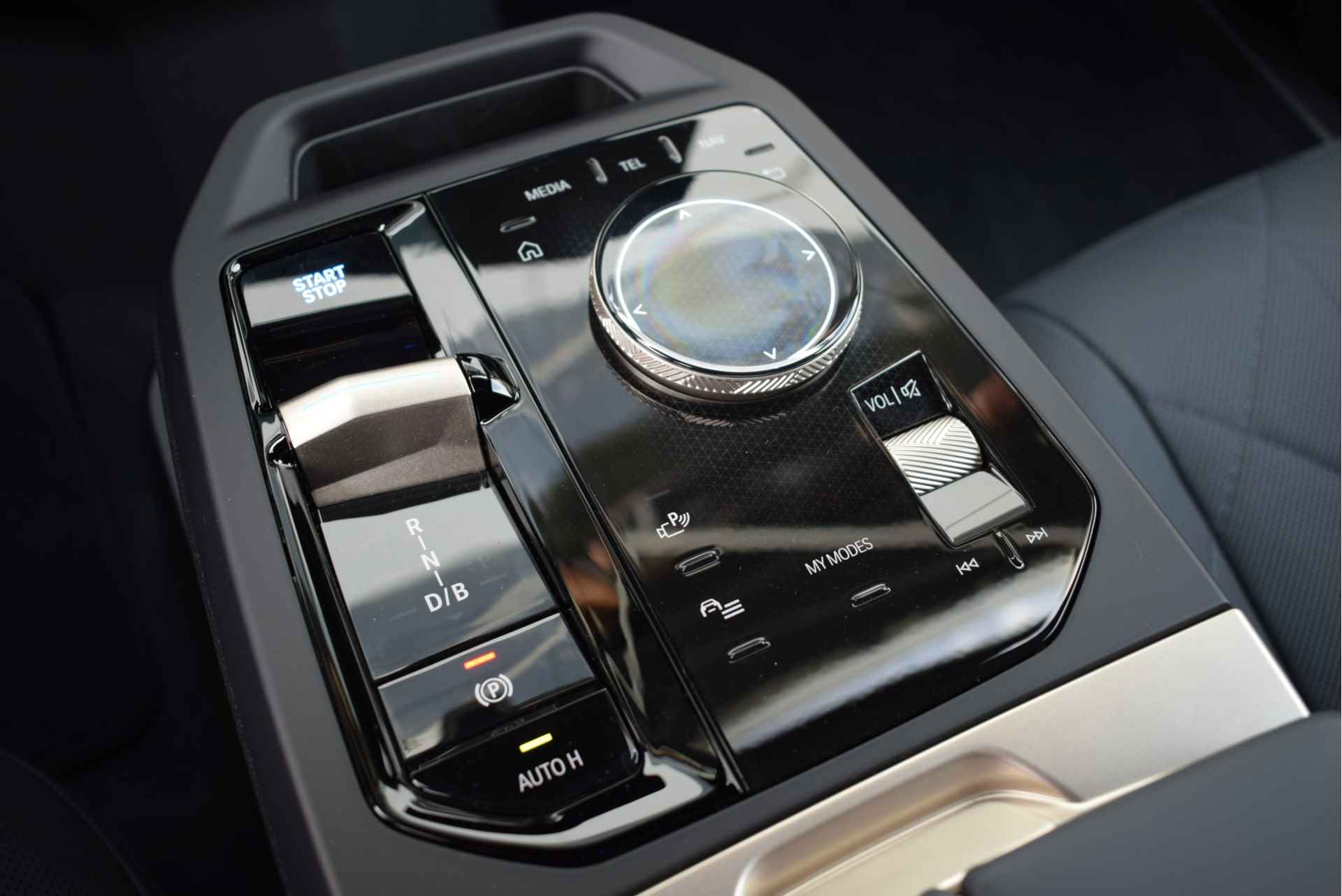 BMW iX xDrive40 Excellence 71 kWh / Sportpakket / Panoramadak Sky Lounge / Trekhaak / Stoelverwarming / Laserlight / Harman Kardon / Live Cockpit Professional - 22/28