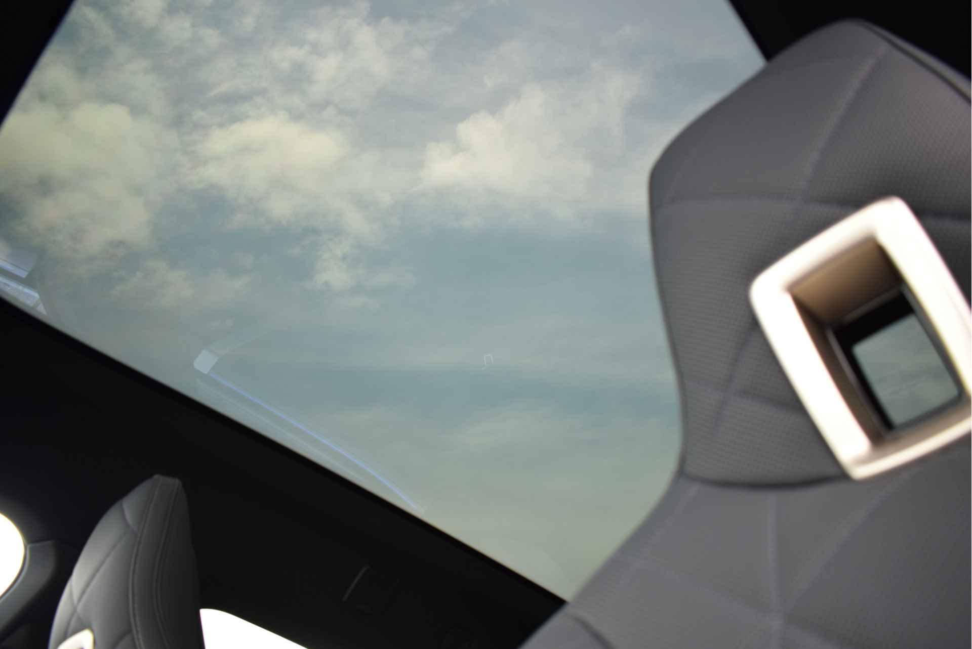 BMW iX xDrive40 Excellence 71 kWh / Sportpakket / Panoramadak Sky Lounge / Trekhaak / Stoelverwarming / Laserlight / Harman Kardon / Live Cockpit Professional - 26/28