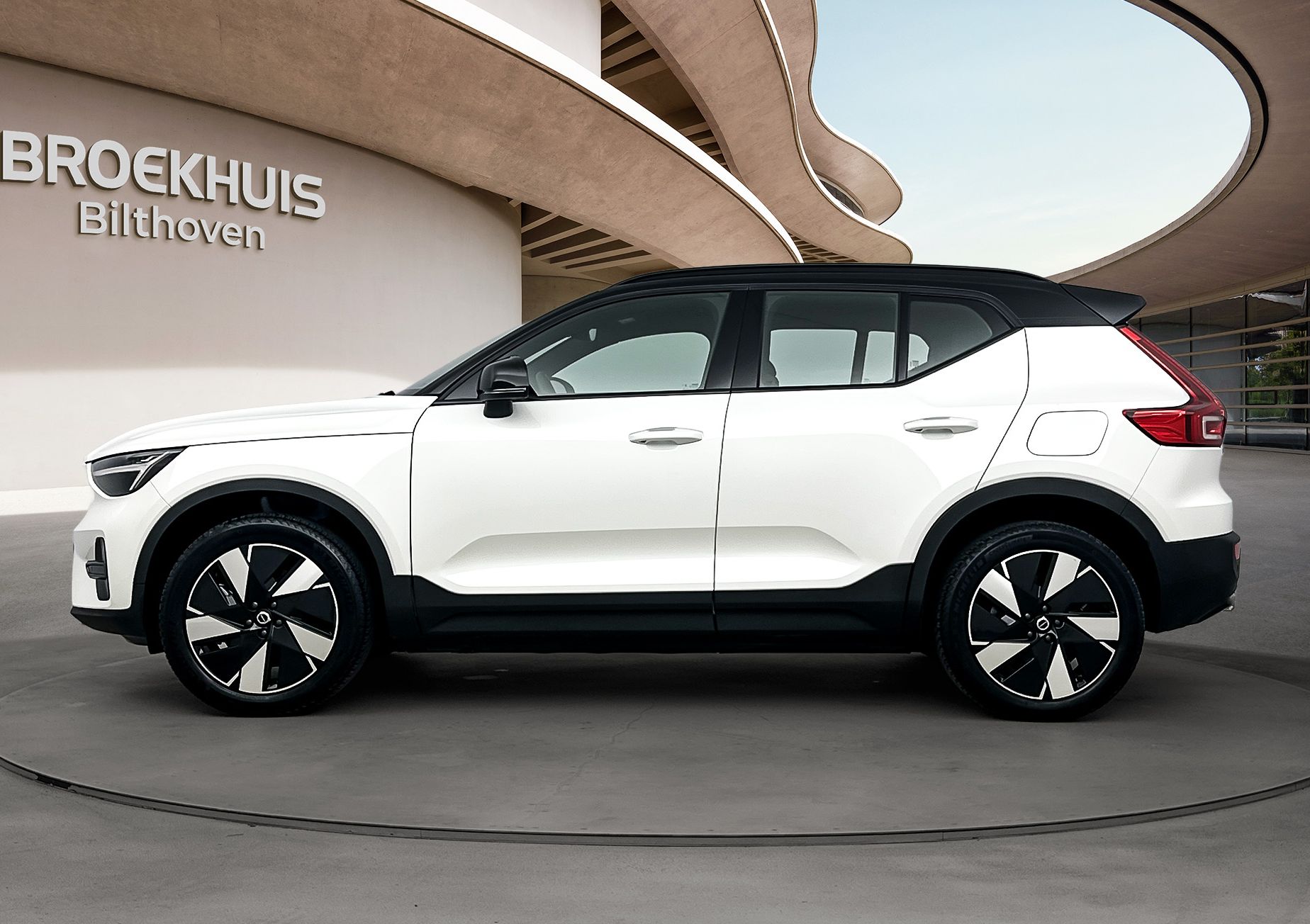 Volvo XC40 Extended Range Plus 82 kWh | Trekhaak | Stoel + Stuurverw. | Warmtepomp |