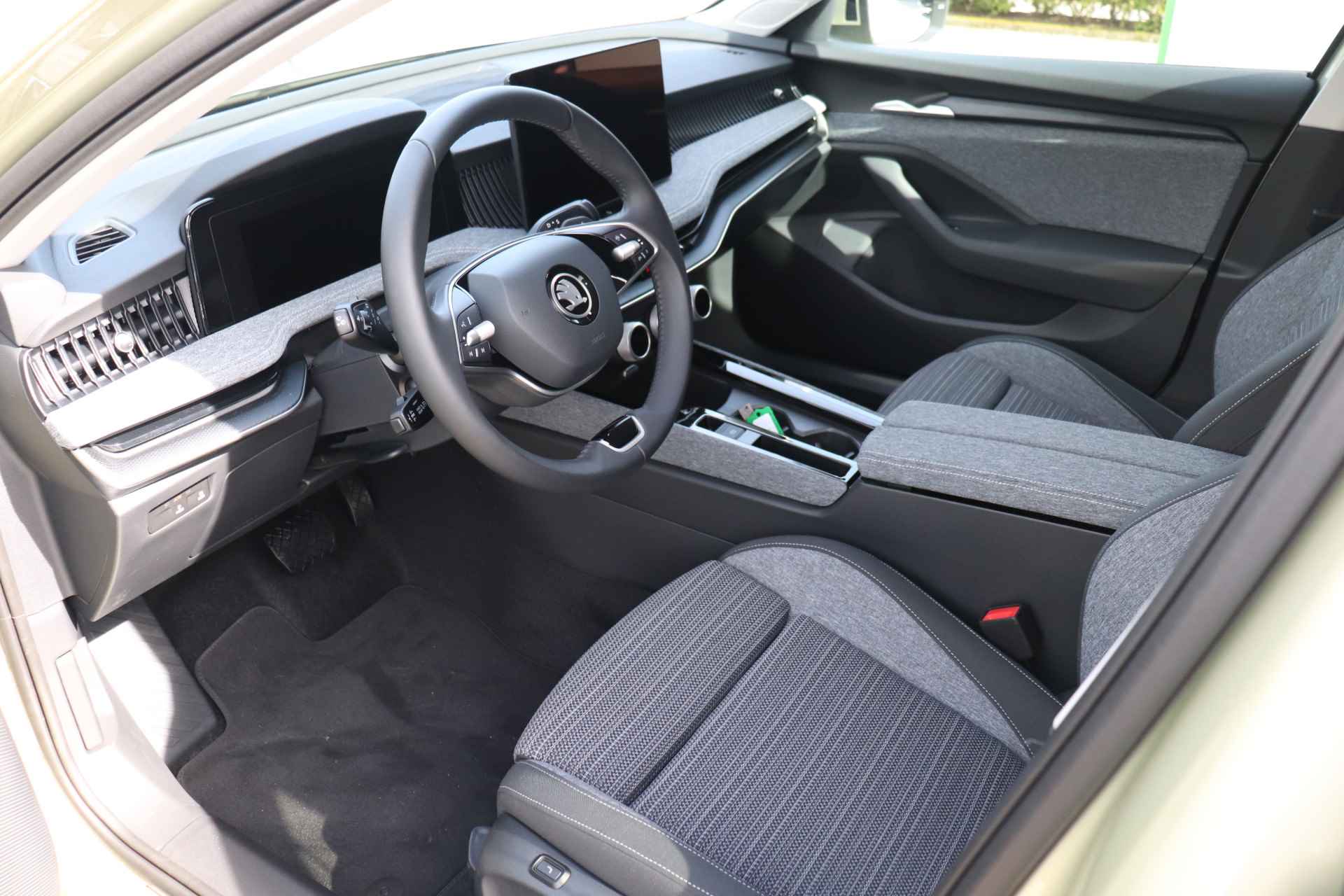 Škoda Superb Combi 1.5 TSI 150pk MHEV DSG First Edition | Elektrische achterklep | Stoelverwarming & massage | Adaptieve cruise control | Camera | Virtual cockpit - 4/48