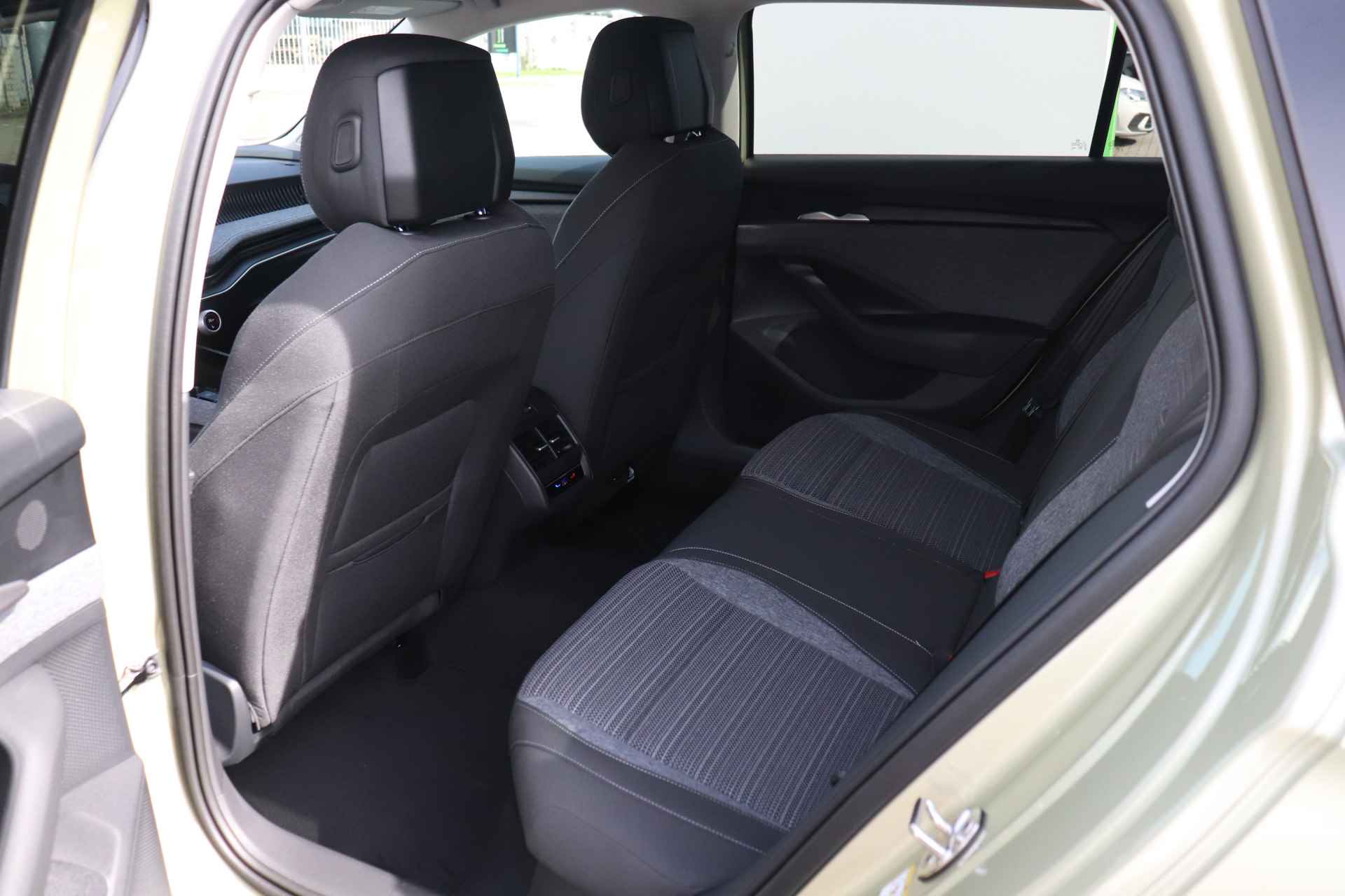 Škoda Superb Combi 1.5 TSI 150pk MHEV DSG First Edition | Elektrische achterklep | Stoelverwarming & massage | Adaptieve cruise control | Camera | Virtual cockpit - 40/48